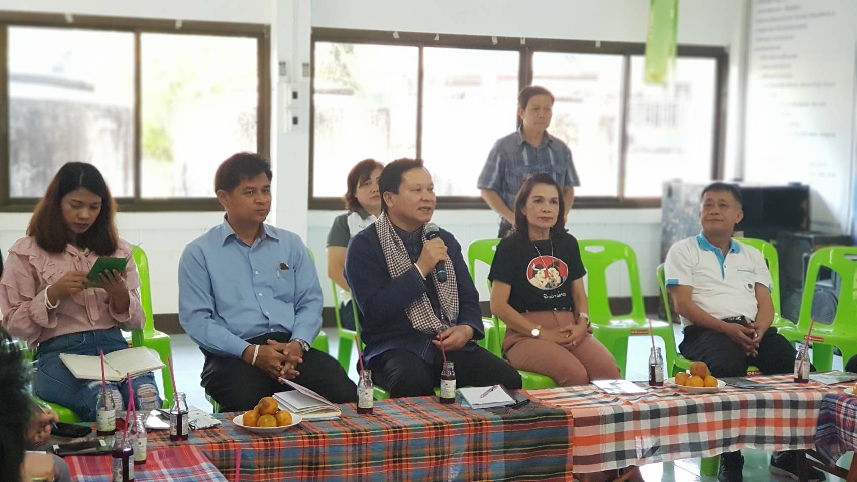 @น่าน : นายโชคชัย  แก้วป่อง รองอธิบดีกรมการพัฒนาชุมชน พร้อมคณะ ติดตามผลการดำเนินงานหมู่บ้านเศรษฐกิจพอเพียง