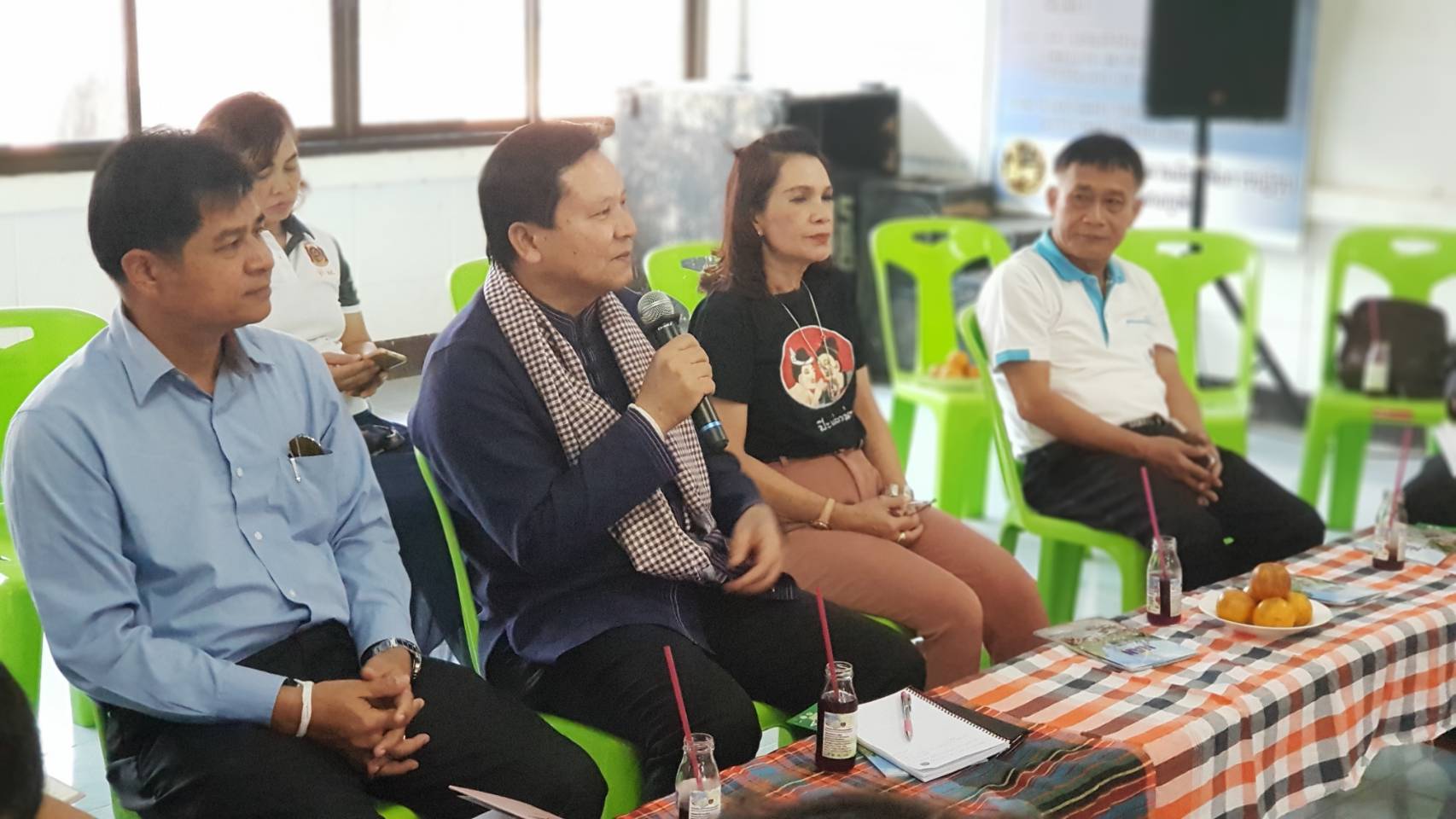 @น่าน : นายโชคชัย  แก้วป่อง รองอธิบดีกรมการพัฒนาชุมชน พร้อมคณะ ติดตามผลการดำเนินงานหมู่บ้านเศรษฐกิจพอเพียง