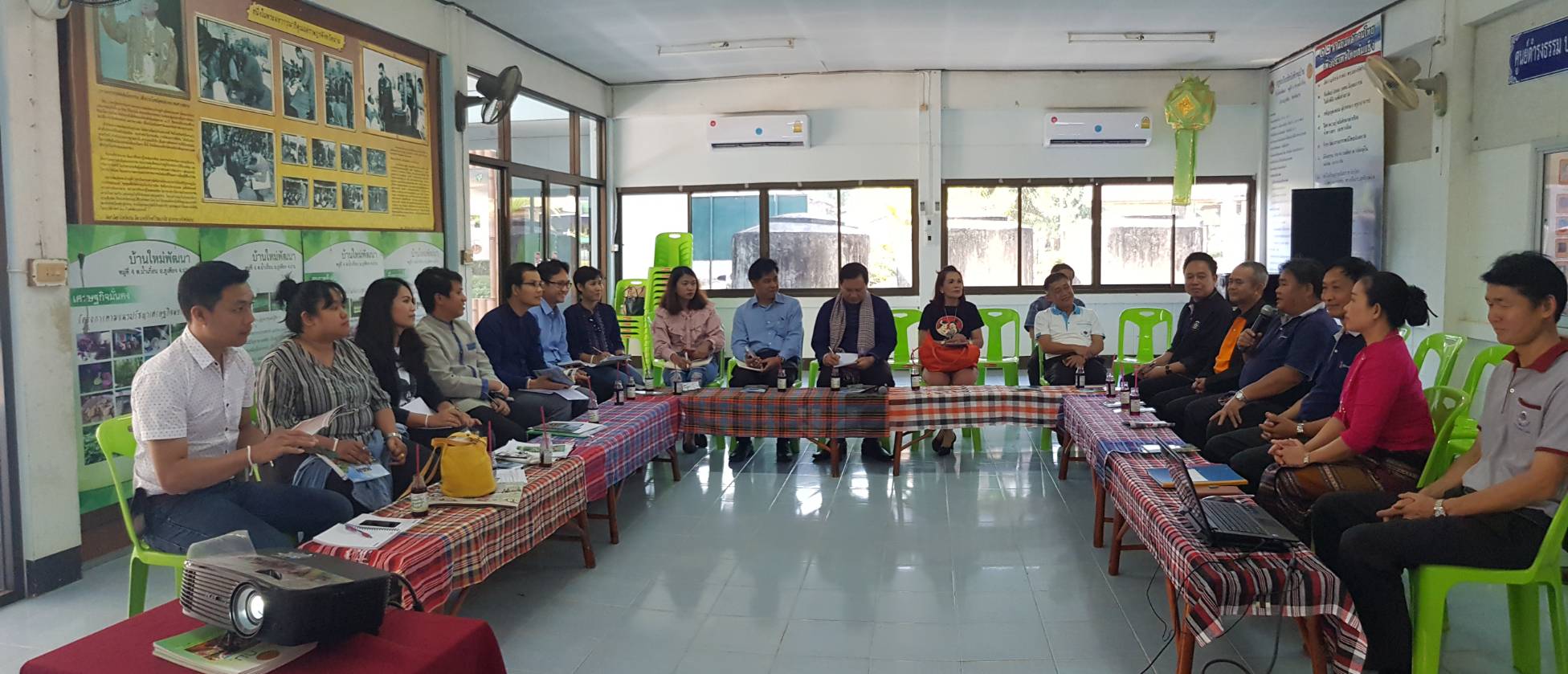 @น่าน : นายโชคชัย  แก้วป่อง รองอธิบดีกรมการพัฒนาชุมชน พร้อมคณะ ติดตามผลการดำเนินงานหมู่บ้านเศรษฐกิจพอเพียง