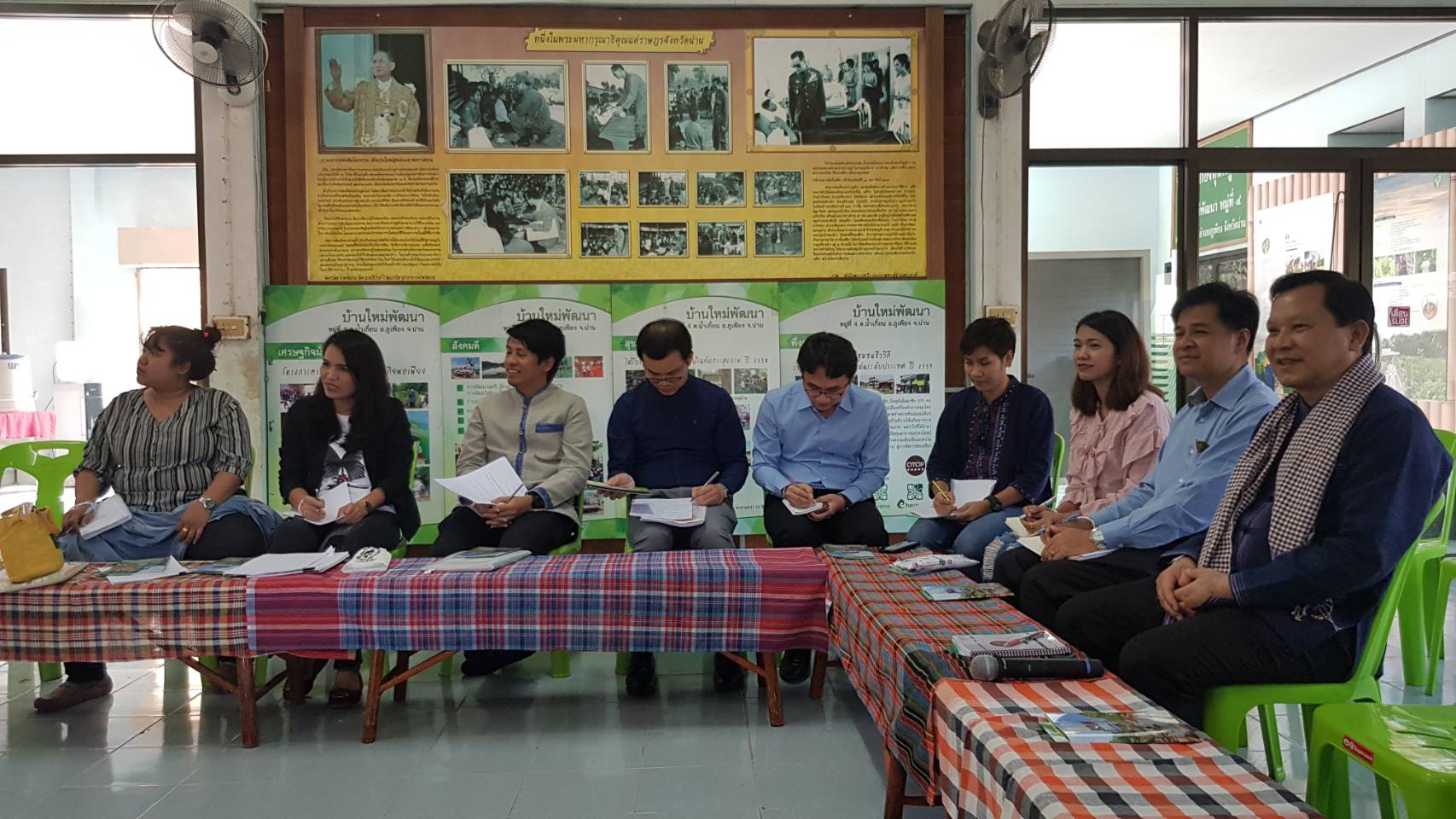 @น่าน : นายโชคชัย  แก้วป่อง รองอธิบดีกรมการพัฒนาชุมชน พร้อมคณะ ติดตามผลการดำเนินงานหมู่บ้านเศรษฐกิจพอเพียง