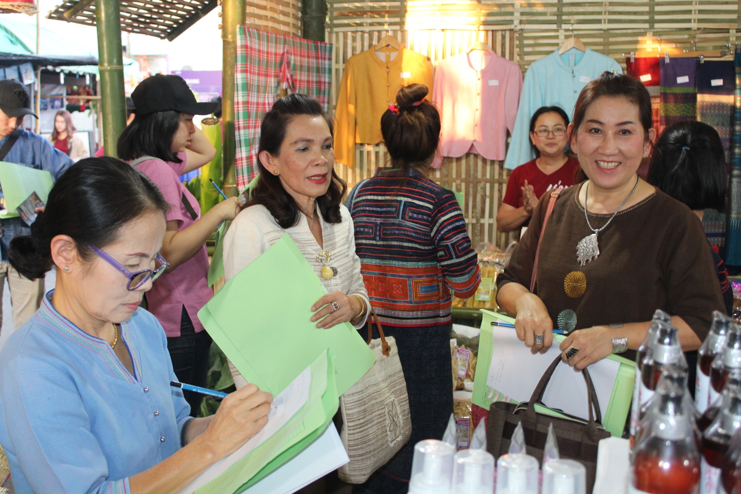 @น่าน : พจ.น่านนำคณะกรรมการฝ่ายตัดสินการประกวดร้านนิทรรศการของอำเภอและหน่วยงาน รอบแรก ○○งานประจำปีและของดีเมืองน่าน ประจำปี 2562