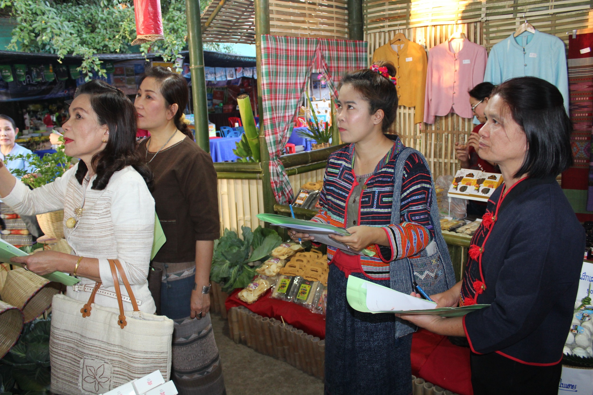 @น่าน : พจ.น่านนำคณะกรรมการฝ่ายตัดสินการประกวดร้านนิทรรศการของอำเภอและหน่วยงาน รอบแรก ○○งานประจำปีและของดีเมืองน่าน ประจำปี 2562