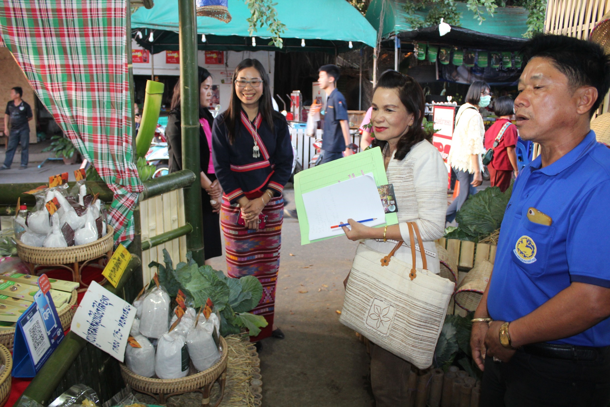 @น่าน : พจ.น่านนำคณะกรรมการฝ่ายตัดสินการประกวดร้านนิทรรศการของอำเภอและหน่วยงาน รอบแรก ○○งานประจำปีและของดีเมืองน่าน ประจำปี 2562