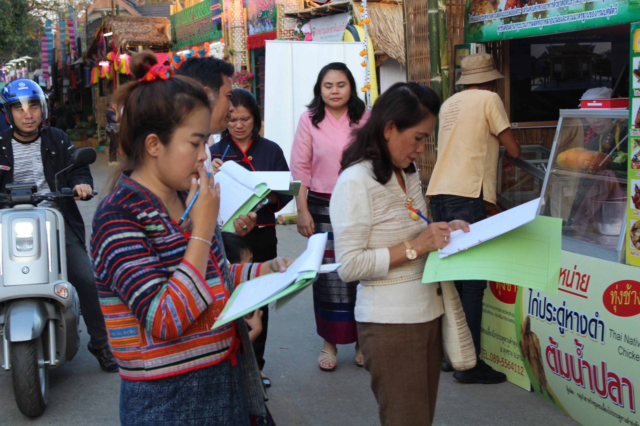 @น่าน : พจ.น่านนำคณะกรรมการฝ่ายตัดสินการประกวดร้านนิทรรศการของอำเภอและหน่วยงาน รอบแรก ○○งานประจำปีและของดีเมืองน่าน ประจำปี 2562