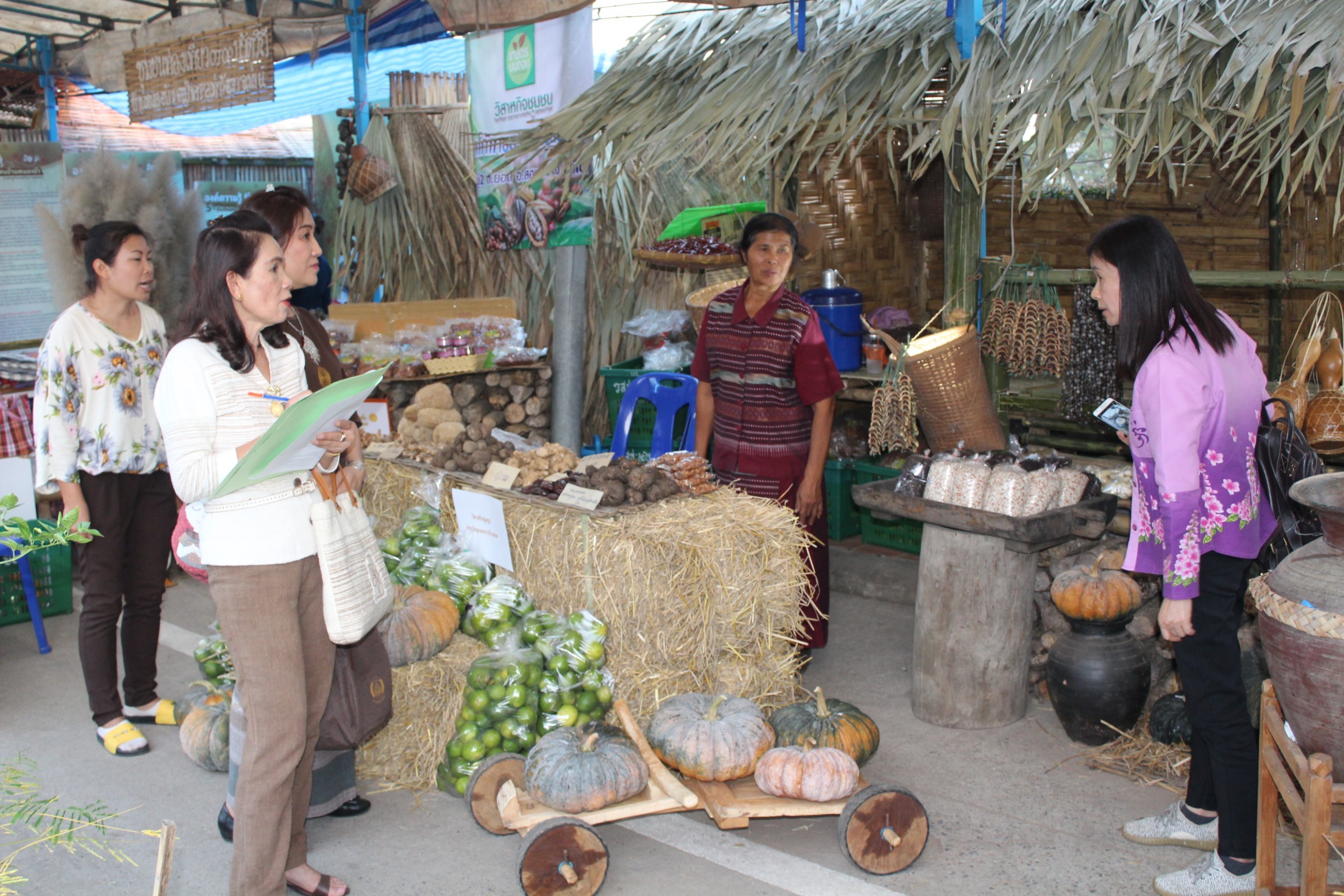 @น่าน : พจ.น่านนำคณะกรรมการฝ่ายตัดสินการประกวดร้านนิทรรศการของอำเภอและหน่วยงาน รอบแรก ○○งานประจำปีและของดีเมืองน่าน ประจำปี 2562