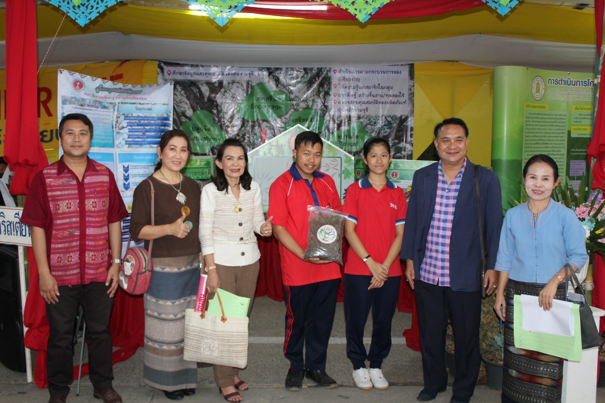 @น่าน : พจ.น่านนำคณะกรรมการฝ่ายตัดสินการประกวดร้านนิทรรศการของอำเภอและหน่วยงาน รอบแรก ○○งานประจำปีและของดีเมืองน่าน ประจำปี 2562