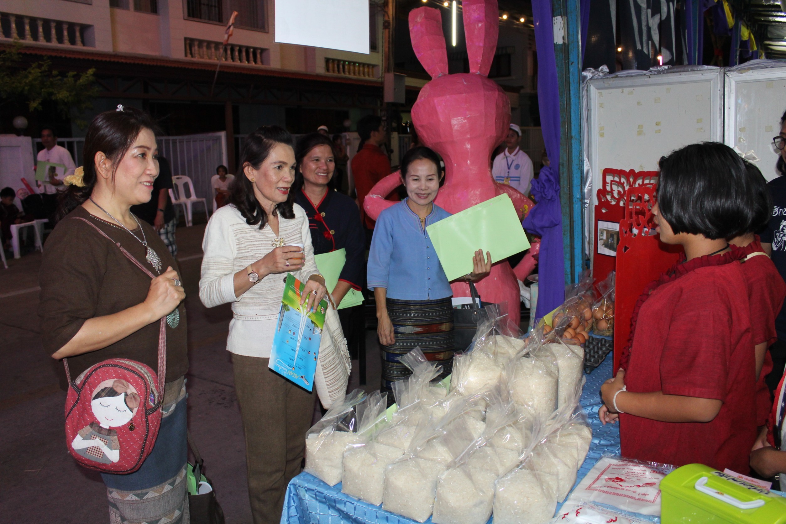 @น่าน : พจ.น่านนำคณะกรรมการฝ่ายตัดสินการประกวดร้านนิทรรศการของอำเภอและหน่วยงาน รอบแรก ○○งานประจำปีและของดีเมืองน่าน ประจำปี 2562