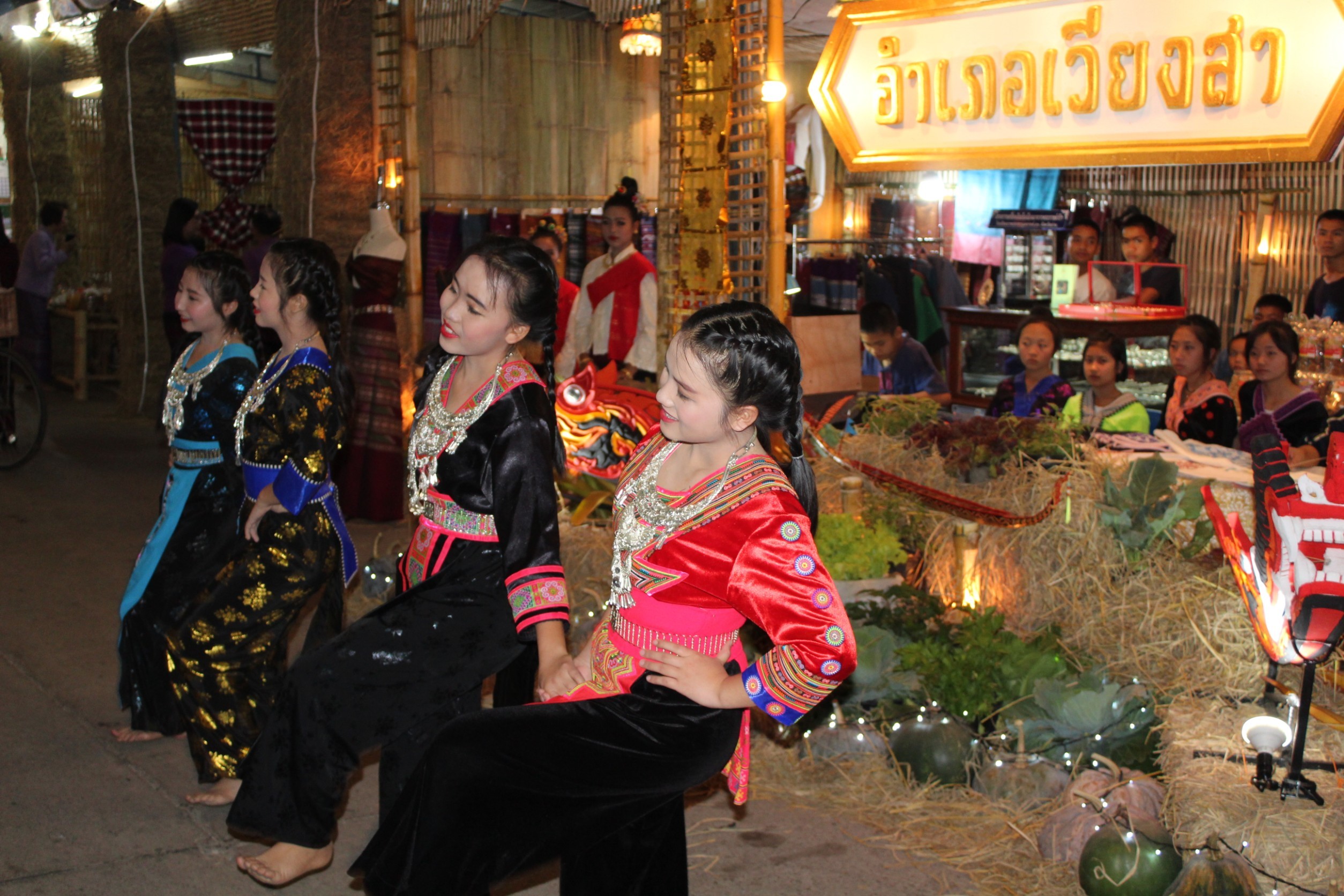 @น่าน : พจ.น่านนำคณะกรรมการฝ่ายตัดสินการประกวดร้านนิทรรศการของอำเภอและหน่วยงาน รอบแรก ○○งานประจำปีและของดีเมืองน่าน ประจำปี 2562