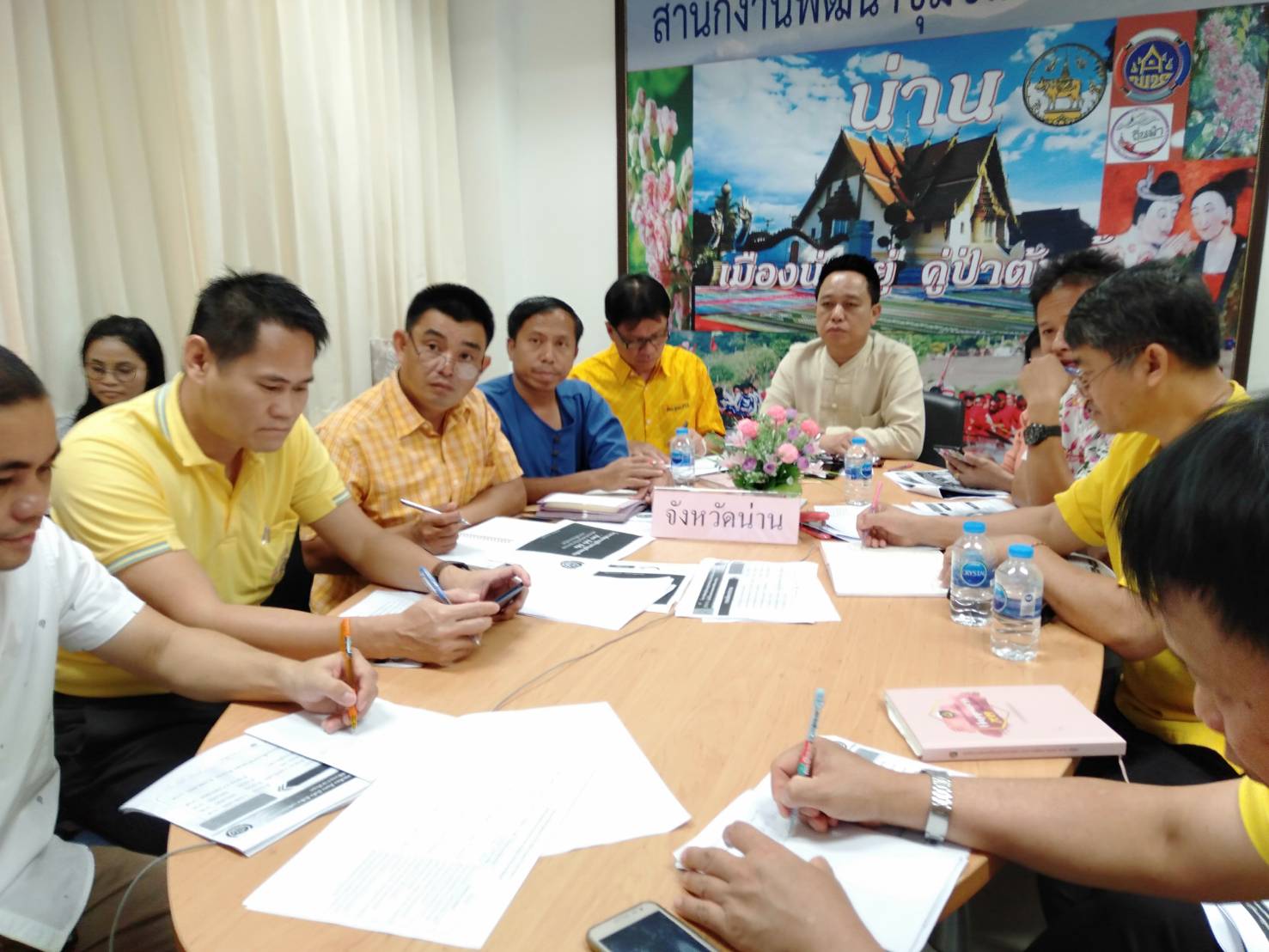 @น่าน :  รับฟังการประชุมสร้างความเข้าใจโครงการพัฒนาหมู่บ้านเศรษฐกิจพอเพียง มั่นคง มั่งคั่ง ยั่งยืน เฉลิมพระเกียรติฯ