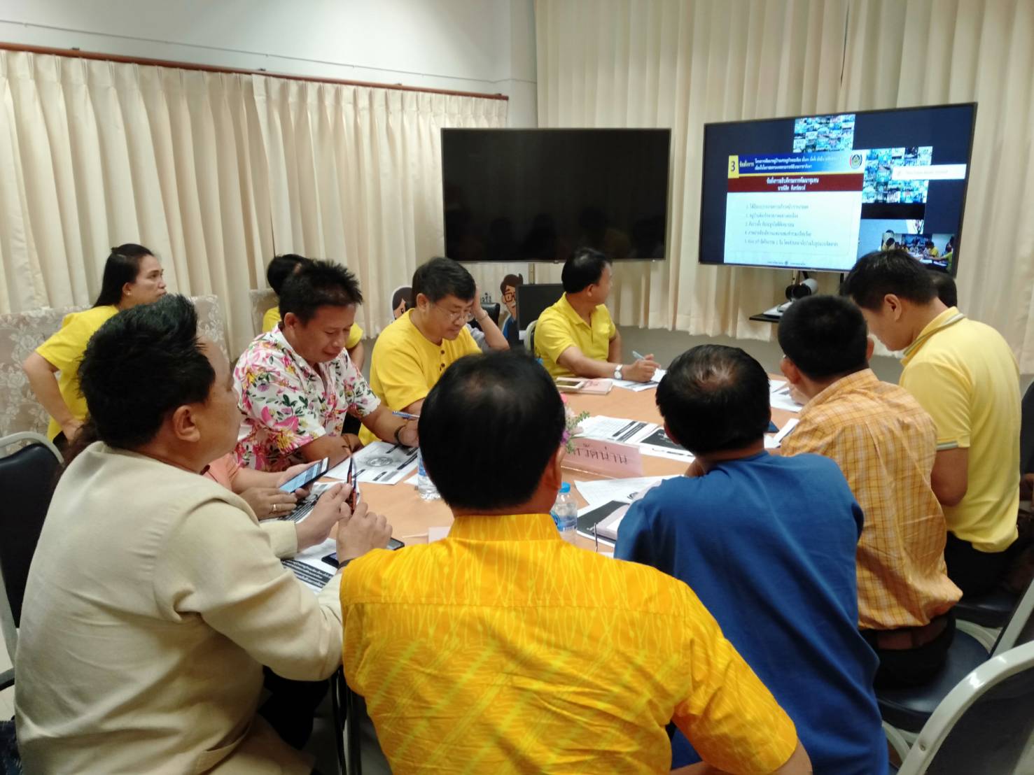 @น่าน :  รับฟังการประชุมสร้างความเข้าใจโครงการพัฒนาหมู่บ้านเศรษฐกิจพอเพียง มั่นคง มั่งคั่ง ยั่งยืน เฉลิมพระเกียรติฯ