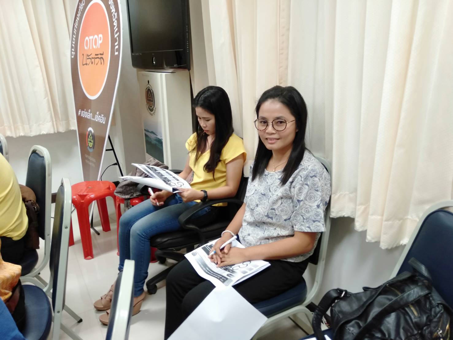 @น่าน :  รับฟังการประชุมสร้างความเข้าใจโครงการพัฒนาหมู่บ้านเศรษฐกิจพอเพียง มั่นคง มั่งคั่ง ยั่งยืน เฉลิมพระเกียรติฯ