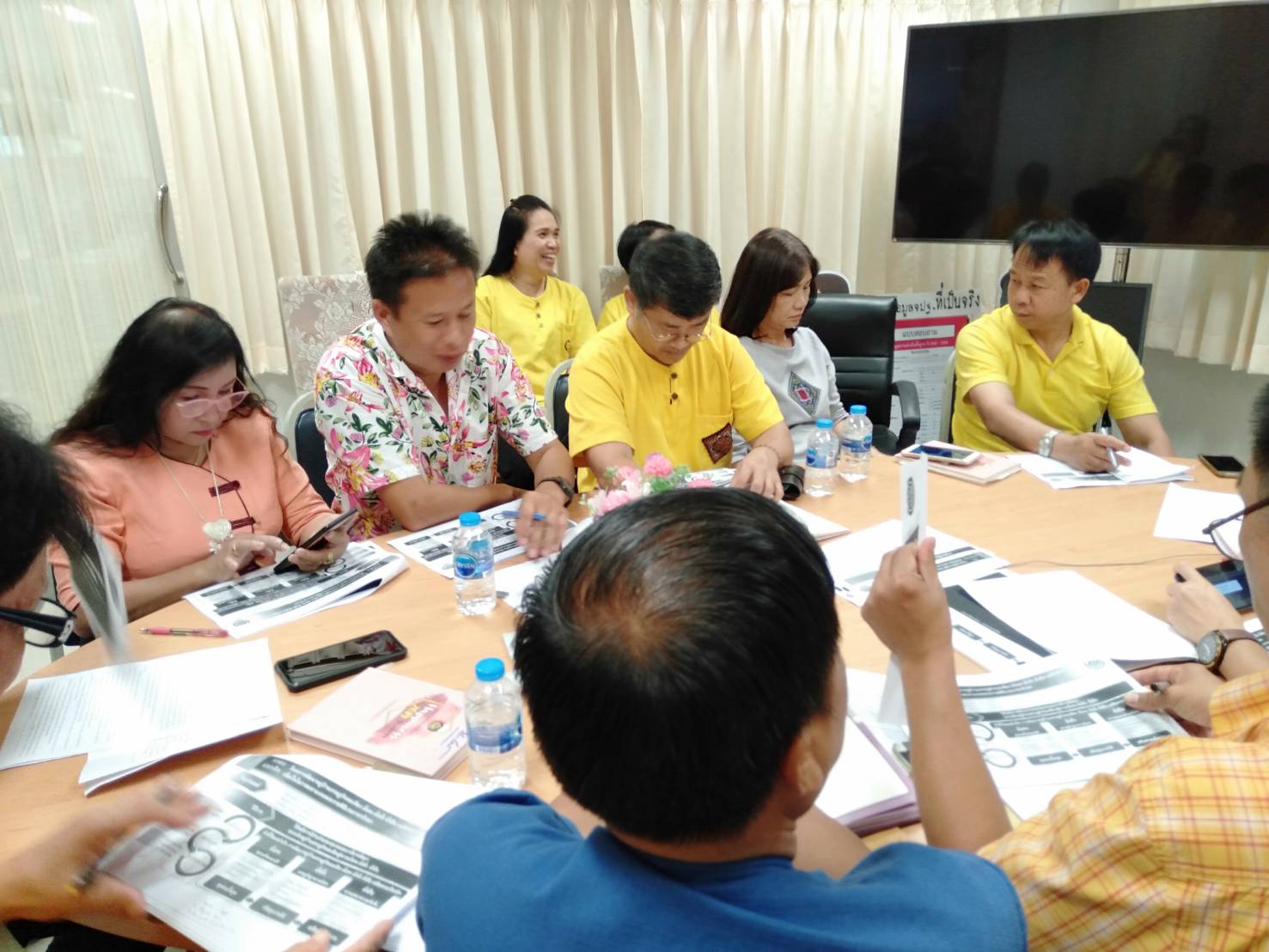 @น่าน :  รับฟังการประชุมสร้างความเข้าใจโครงการพัฒนาหมู่บ้านเศรษฐกิจพอเพียง มั่นคง มั่งคั่ง ยั่งยืน เฉลิมพระเกียรติฯ