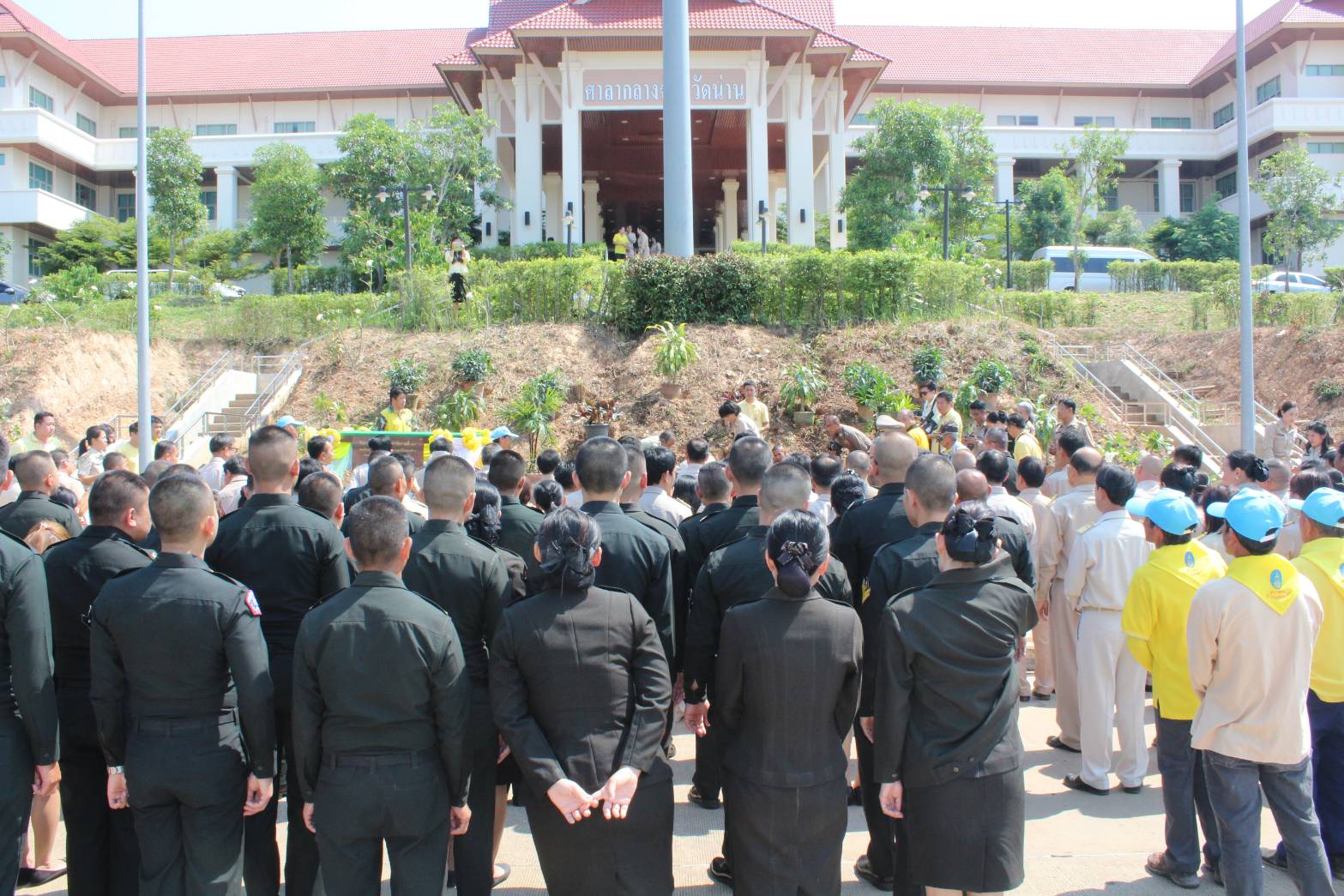 @น่าน : ร่วมพิธีปลูกต้นไม้มงคลต้นรวงผึ้งพระราชทาน เพื่อเฉลิมพระเกียรติเนื่องในโอกาสมหามงคลพระราชพิธีบรมราชาภิเษก