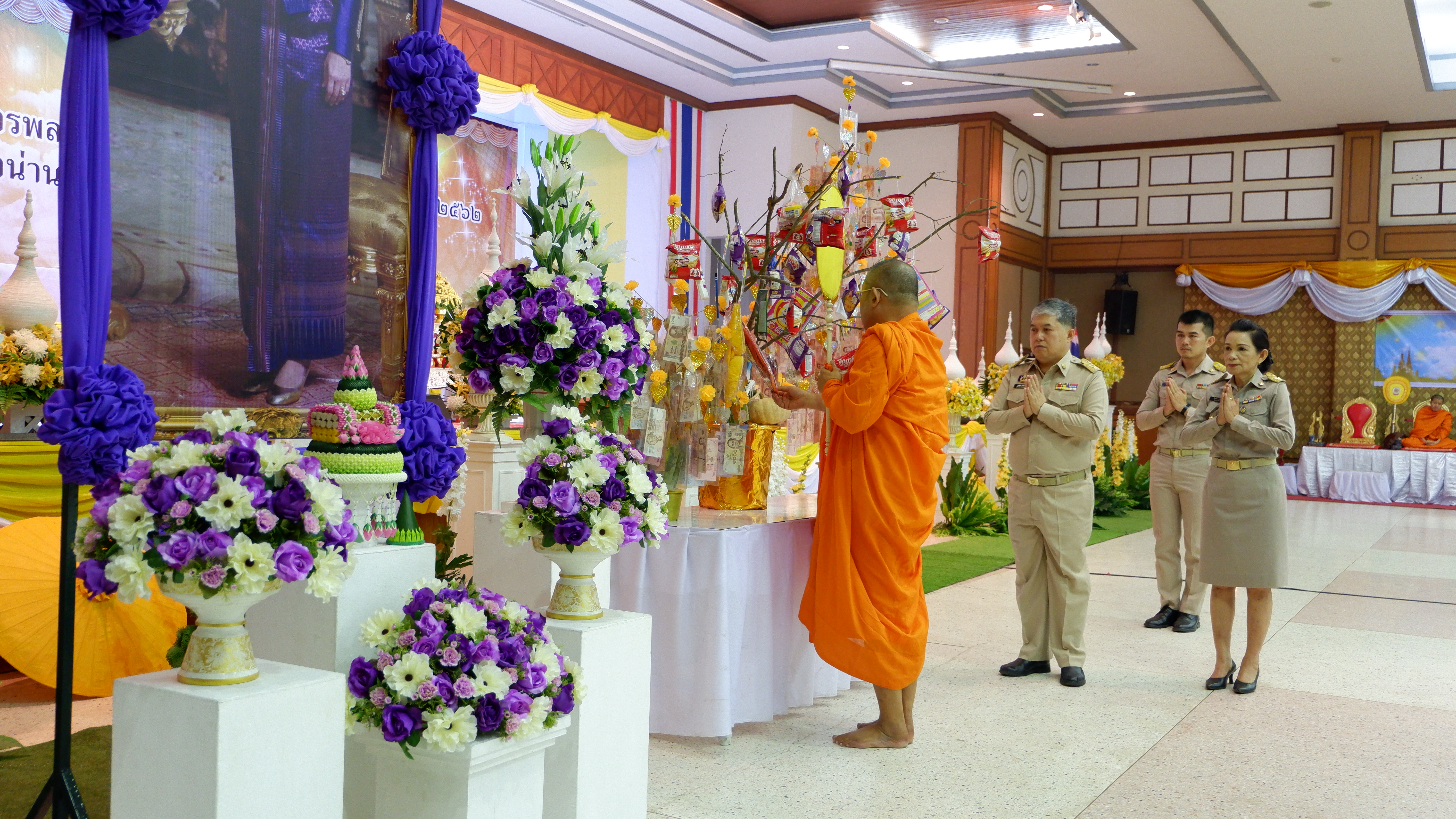 @น่าน : ร่วมกิจกรรมวันข้าราชการพลเรือน จังหวัดน่าน ประจำปี 2562 และทอดผ้าป่าสมทบกองทุนพัฒนาเด็กชนบทในพระราชูปถัมภ์ สมเด็จพระเทพรัตนราชสุดาฯ สยามบรมราชกุมารี ประจำปี 2562