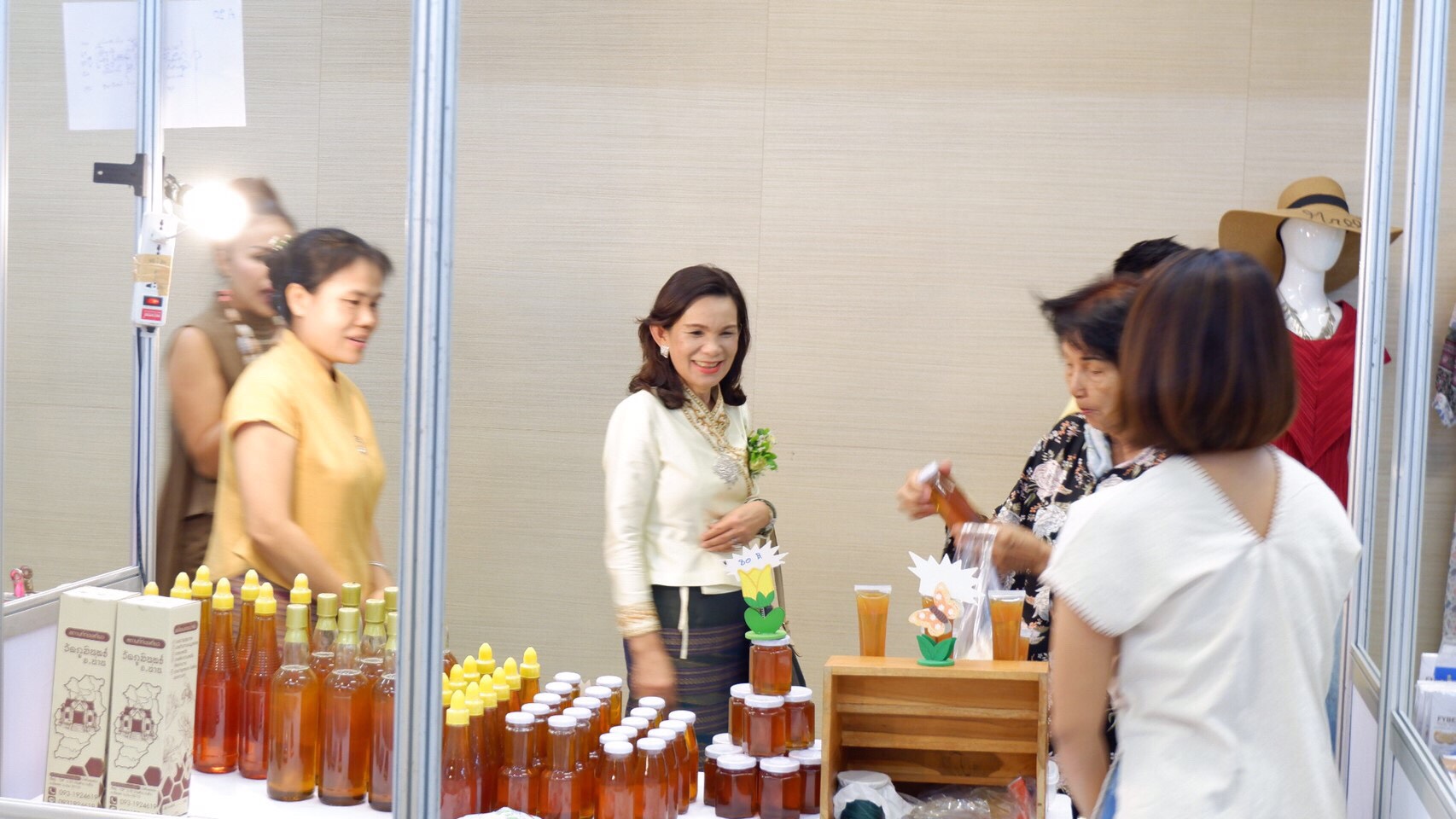 @น่าน : พช.น่านนคร. เพิ่มช่องทางการตลาดสินค้า. OTOP เชื่อมโยงสู่ AEC @นครสวรรค๋