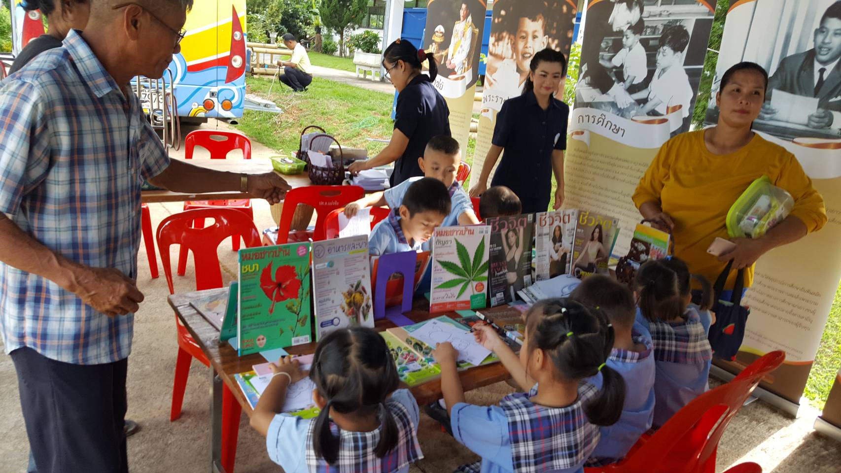 @น่าน : สพจ.น่าน ร่วมกิจกรรมบำบัดทุกข์ บำรุงสุข สร้างรอยยิ้มให้ประชาชน พร้อมมอบเงินกองทุนพัฒนาเด็กชนบทฯ