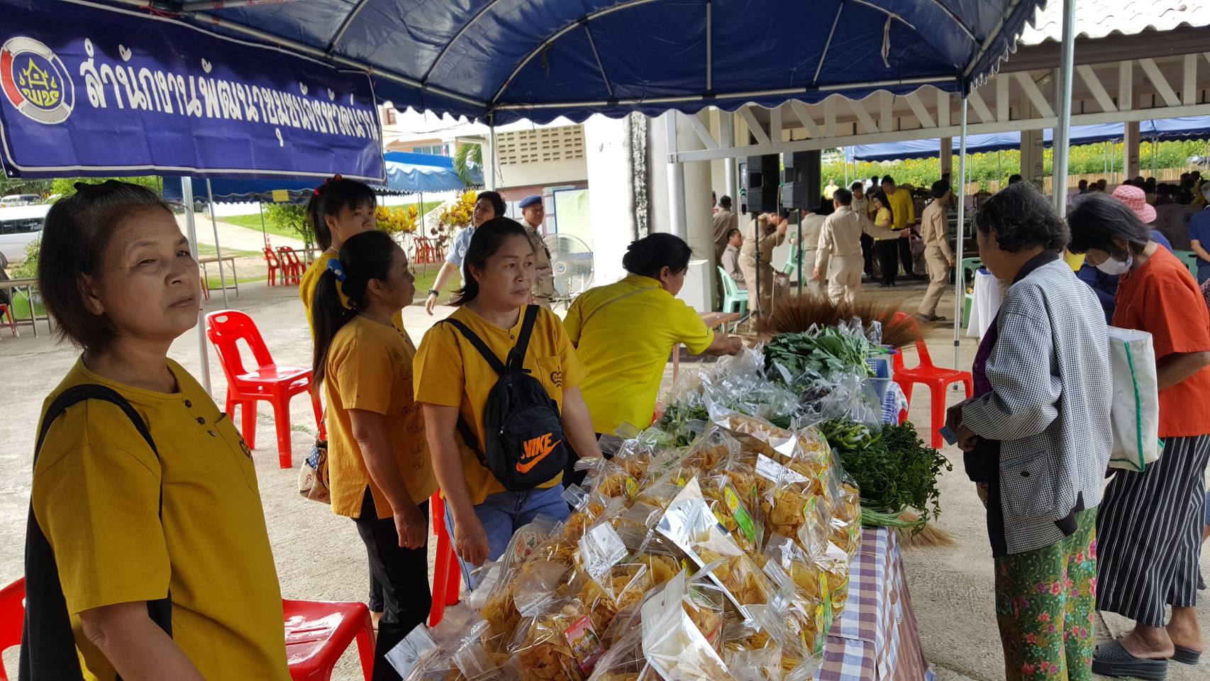 @น่าน : สพจ.น่าน ร่วมกิจกรรมบำบัดทุกข์ บำรุงสุข สร้างรอยยิ้มให้ประชาชน พร้อมมอบเงินกองทุนพัฒนาเด็กชนบทฯ