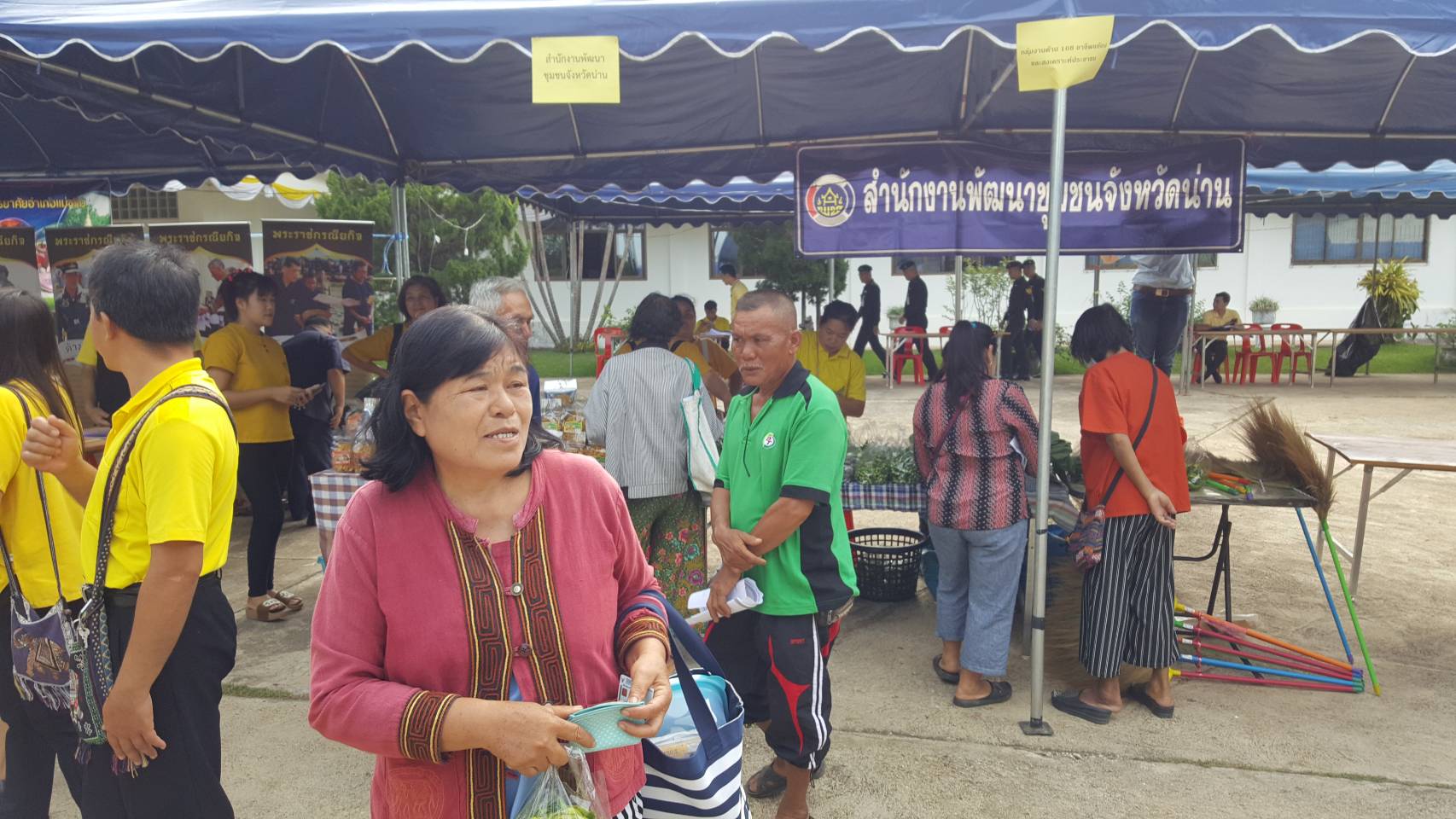@น่าน : สพจ.น่าน ร่วมกิจกรรมบำบัดทุกข์ บำรุงสุข สร้างรอยยิ้มให้ประชาชน พร้อมมอบเงินกองทุนพัฒนาเด็กชนบทฯ