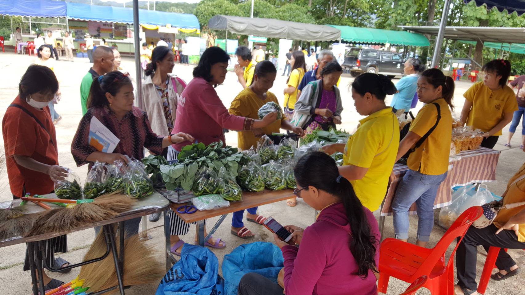 @น่าน : สพจ.น่าน ร่วมกิจกรรมบำบัดทุกข์ บำรุงสุข สร้างรอยยิ้มให้ประชาชน พร้อมมอบเงินกองทุนพัฒนาเด็กชนบทฯ