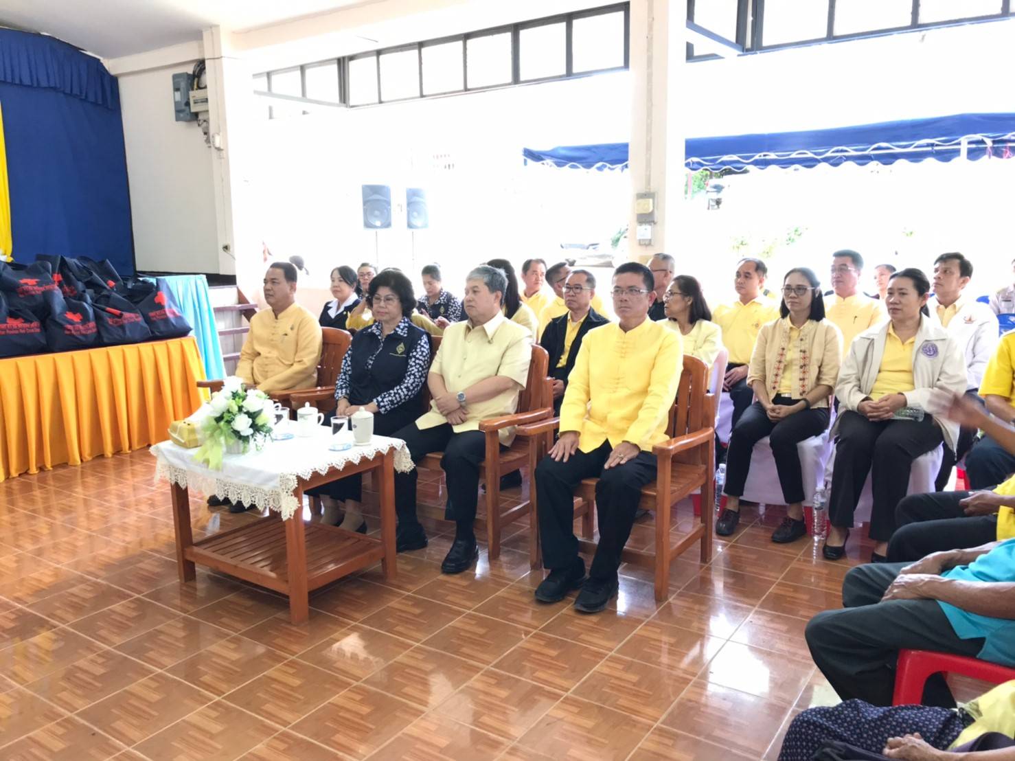@น่าน : สพจ.น่าน ร่วมกิจกรรมบำบัดทุกข์ บำรุงสุข สร้างรอยยิ้มให้ประชาชน พร้อมมอบเงินกองทุนพัฒนาเด็กชนบทฯ