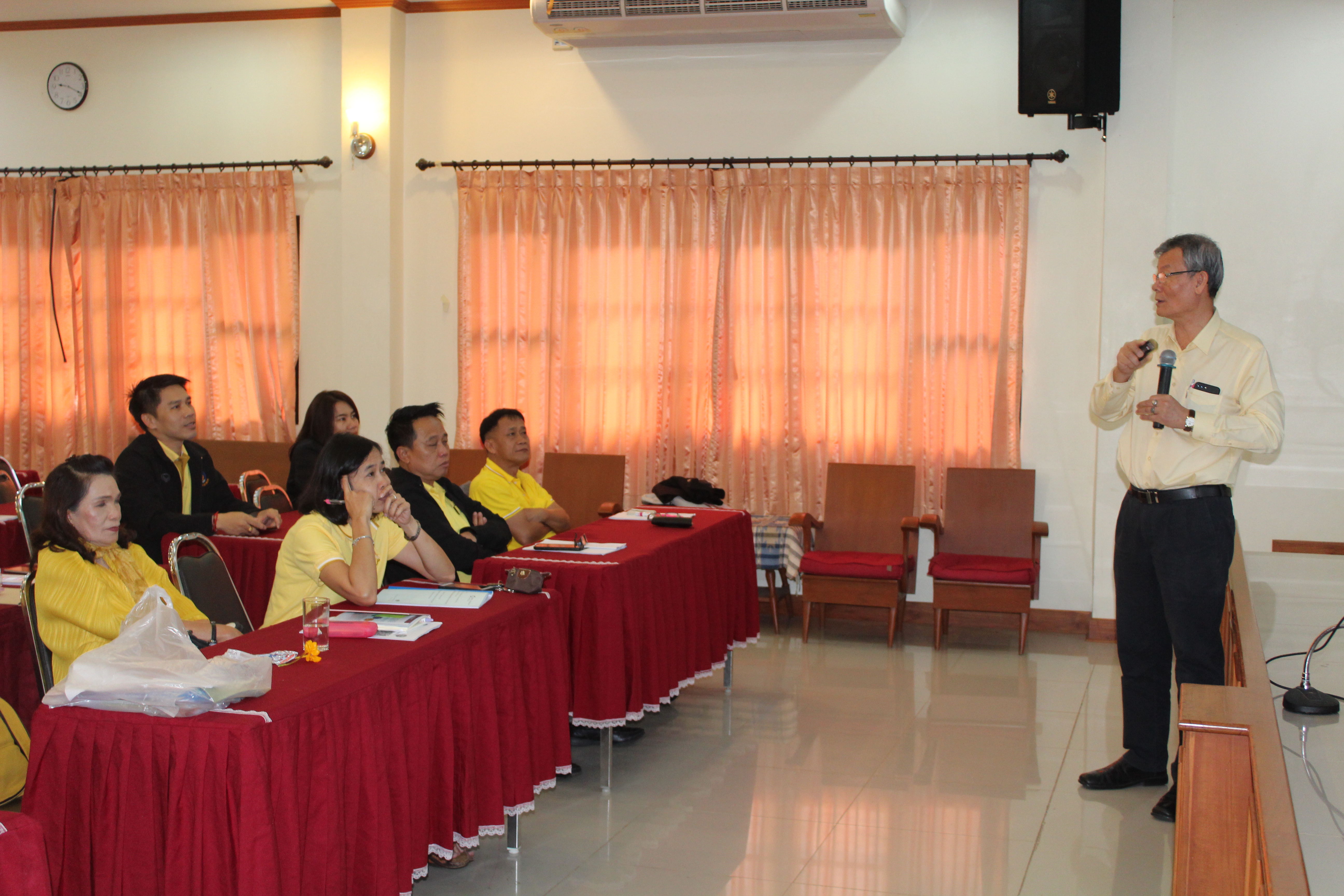 @น่าน : นายไพบูลย์ บูรณสันติ ผู้ตรวจราชการกรมการพัฒนาชุมชน ร่วมประชุมหารือแนวทางการดำเนินงานศูนย์กระจายสินค้านวัตกรรมเกษตรปลอดภัย