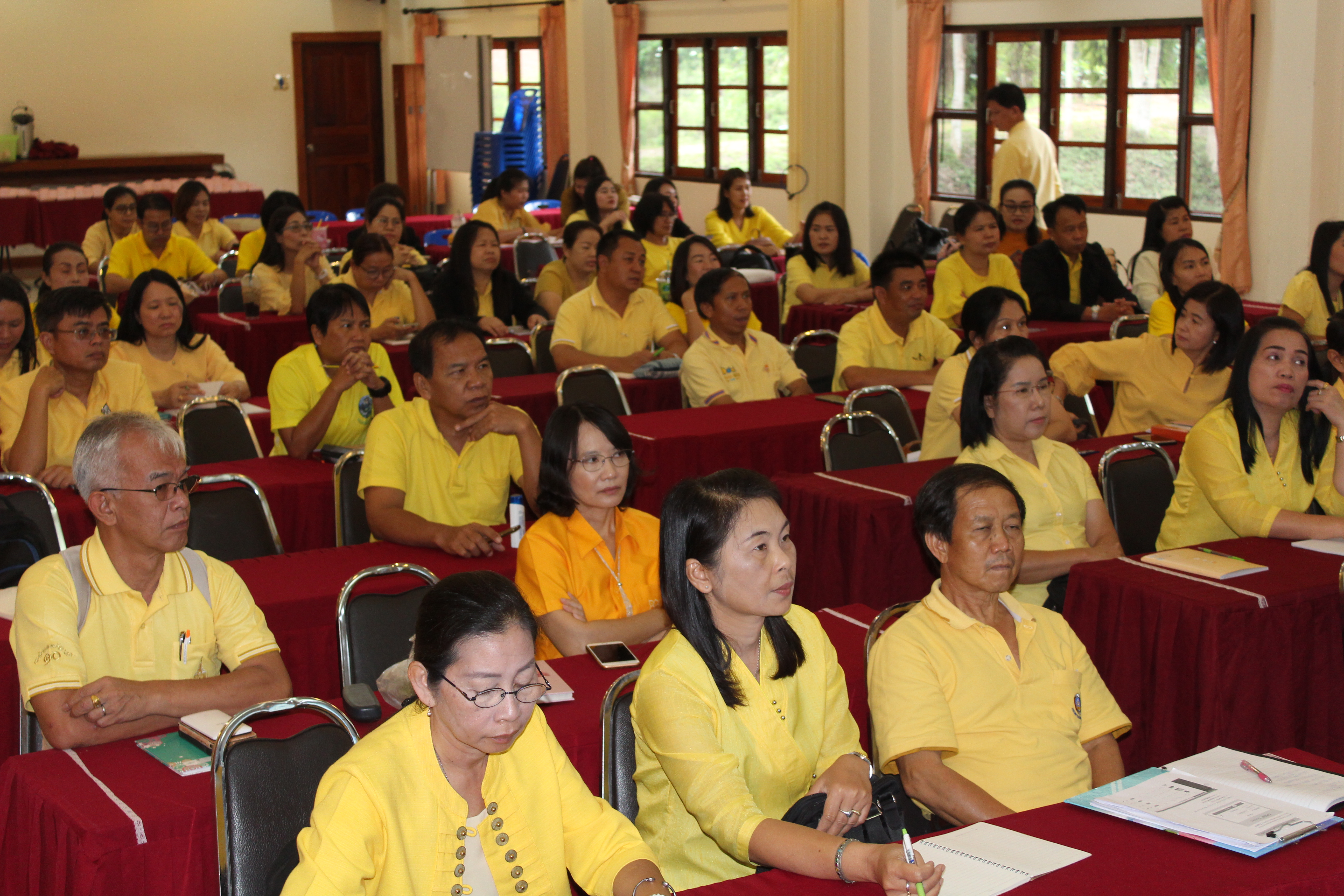 @น่าน : นายไพบูลย์ บูรณสันติ ผู้ตรวจราชการกรมการพัฒนาชุมชน ร่วมประชุมหารือแนวทางการดำเนินงานศูนย์กระจายสินค้านวัตกรรมเกษตรปลอดภัย