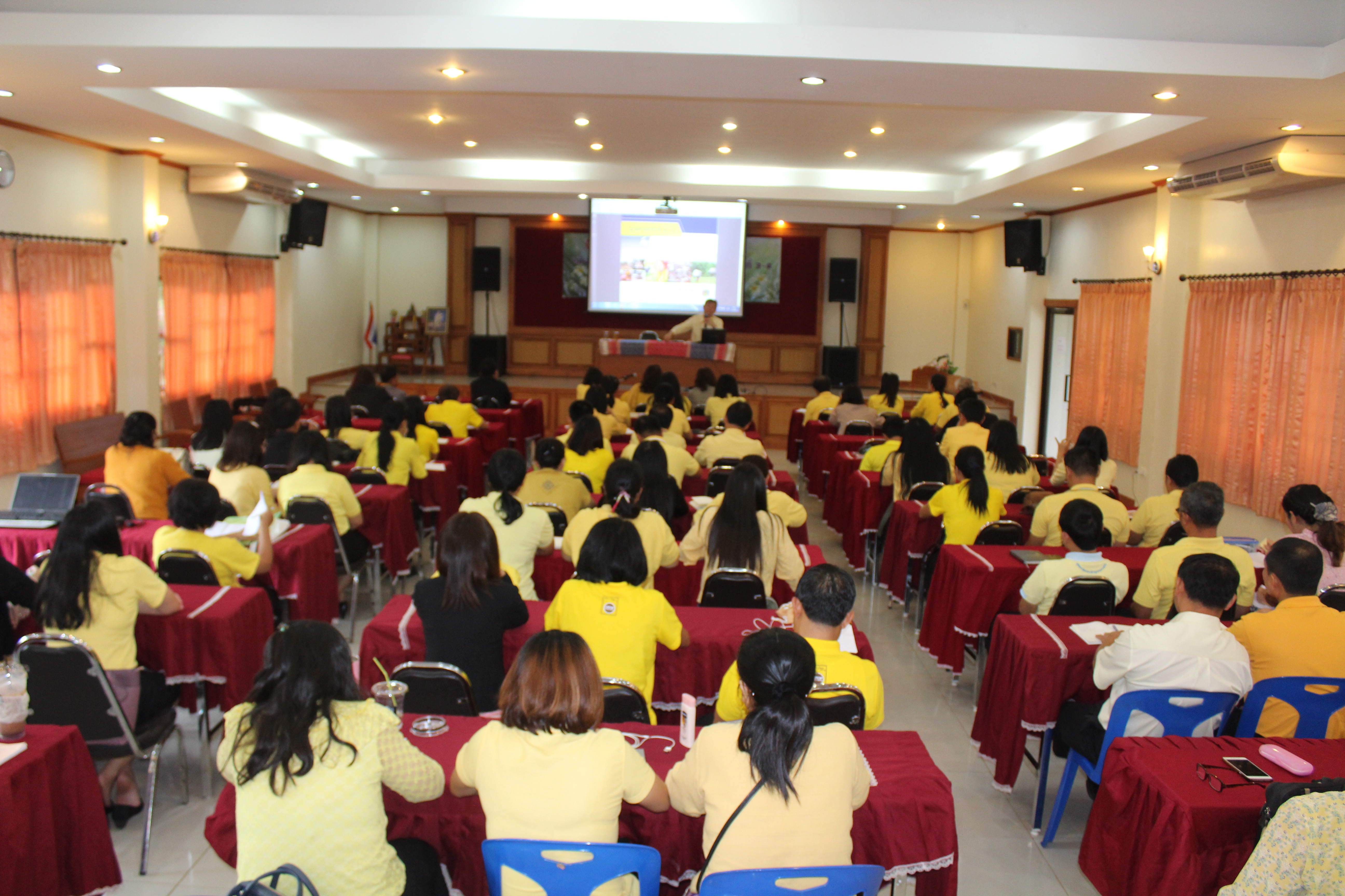 @น่าน : นายไพบูลย์ บูรณสันติ ผู้ตรวจราชการกรมการพัฒนาชุมชน ร่วมประชุมหารือแนวทางการดำเนินงานศูนย์กระจายสินค้านวัตกรรมเกษตรปลอดภัย