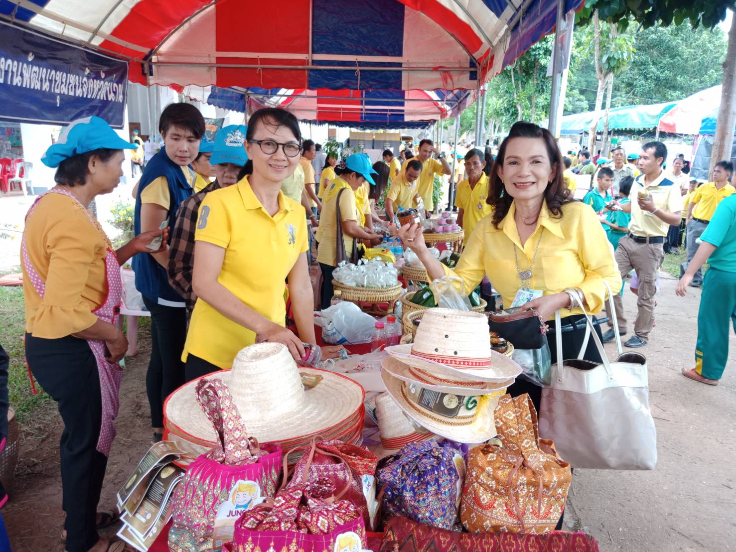 @น่าน : สพจ.น่าน ออกหน่วยบำบัดทุกข์ บำรุงสุข สร้างรอยยิ้มให้ประชาชน พร้อมมอบเงินกองทุนพัฒนาเด็กชนบท