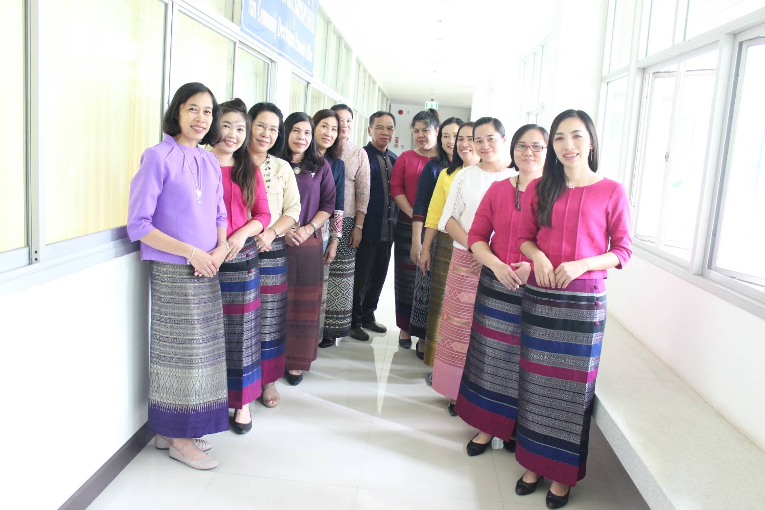 @น่าน : ร่วมแต่งกายชุดผ้าไทย เพื่อร่วมอนุรักษ์ สืบสาน ภูมิปัญญาการทอผ้าไทย ซึ่งเป็นแนวพระราชดำริ สมเด็จพระนางเจ้าสิริกิติ์ พระบรมราชินีนาถ พระบรมราชชนนีพันปีหลวง และการเพิ่มยอดจำหน่ายสินค้า otop