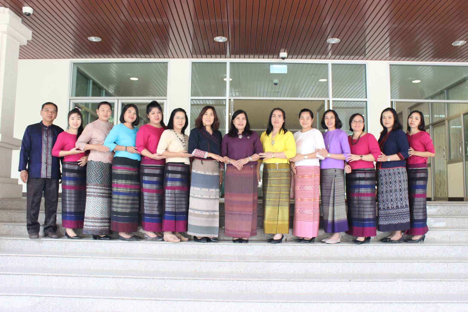 @น่าน : ร่วมแต่งกายชุดผ้าไทย เพื่อร่วมอนุรักษ์ สืบสาน ภูมิปัญญาการทอผ้าไทย ซึ่งเป็นแนวพระราชดำริ สมเด็จพระนางเจ้าสิริกิติ์ พระบรมราชินีนาถ พระบรมราชชนนีพันปีหลวง และการเพิ่มยอดจำหน่ายสินค้า otop