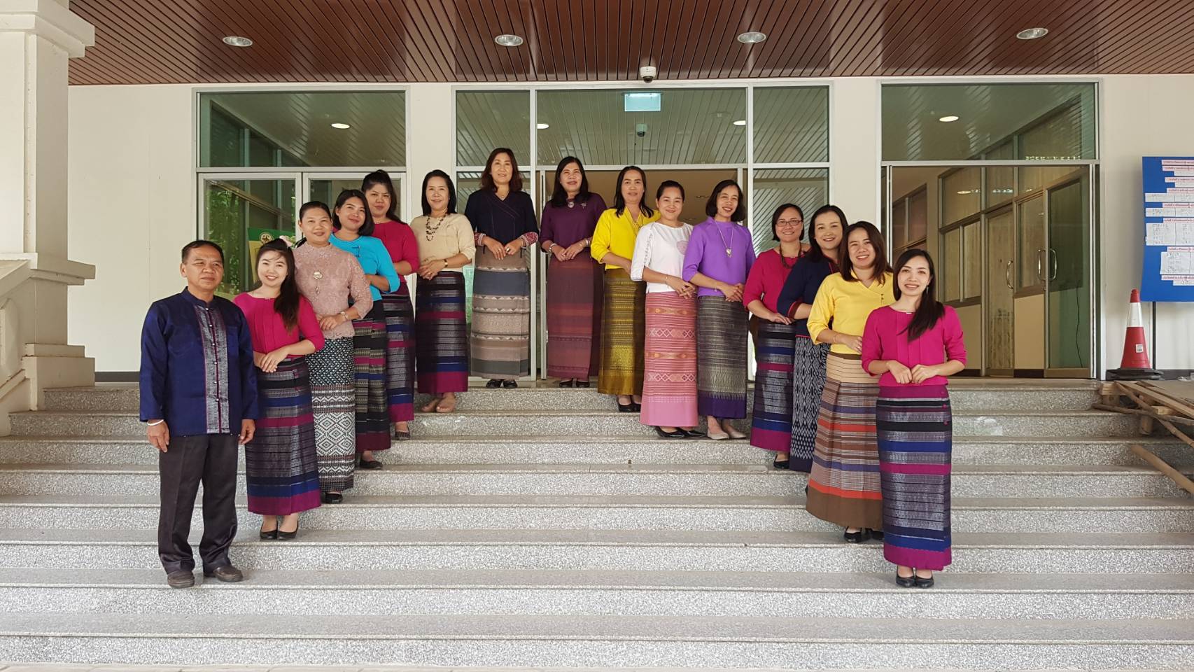 @น่าน : ร่วมแต่งกายชุดผ้าไทย เพื่อร่วมอนุรักษ์ สืบสาน ภูมิปัญญาการทอผ้าไทย ซึ่งเป็นแนวพระราชดำริ สมเด็จพระนางเจ้าสิริกิติ์ พระบรมราชินีนาถ พระบรมราชชนนีพันปีหลวง และการเพิ่มยอดจำหน่ายสินค้า otop