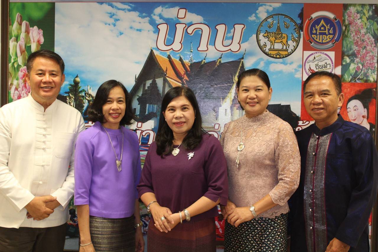 @น่าน : ร่วมแต่งกายชุดผ้าไทย เพื่อร่วมอนุรักษ์ สืบสาน ภูมิปัญญาการทอผ้าไทย ซึ่งเป็นแนวพระราชดำริ สมเด็จพระนางเจ้าสิริกิติ์ พระบรมราชินีนาถ พระบรมราชชนนีพันปีหลวง และการเพิ่มยอดจำหน่ายสินค้า otop