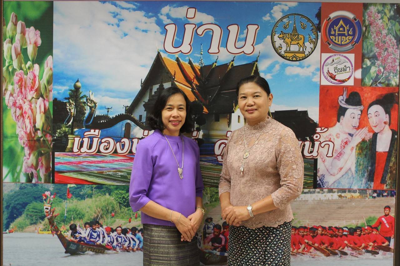 @น่าน : ร่วมแต่งกายชุดผ้าไทย เพื่อร่วมอนุรักษ์ สืบสาน ภูมิปัญญาการทอผ้าไทย ซึ่งเป็นแนวพระราชดำริ สมเด็จพระนางเจ้าสิริกิติ์ พระบรมราชินีนาถ พระบรมราชชนนีพันปีหลวง และการเพิ่มยอดจำหน่ายสินค้า otop