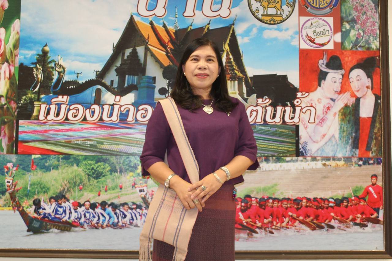 @น่าน : ร่วมแต่งกายชุดผ้าไทย เพื่อร่วมอนุรักษ์ สืบสาน ภูมิปัญญาการทอผ้าไทย ซึ่งเป็นแนวพระราชดำริ สมเด็จพระนางเจ้าสิริกิติ์ พระบรมราชินีนาถ พระบรมราชชนนีพันปีหลวง และการเพิ่มยอดจำหน่ายสินค้า otop