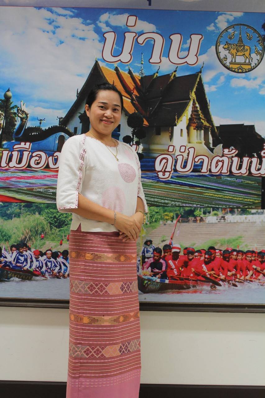 @น่าน : ร่วมแต่งกายชุดผ้าไทย เพื่อร่วมอนุรักษ์ สืบสาน ภูมิปัญญาการทอผ้าไทย ซึ่งเป็นแนวพระราชดำริ สมเด็จพระนางเจ้าสิริกิติ์ พระบรมราชินีนาถ พระบรมราชชนนีพันปีหลวง และการเพิ่มยอดจำหน่ายสินค้า otop