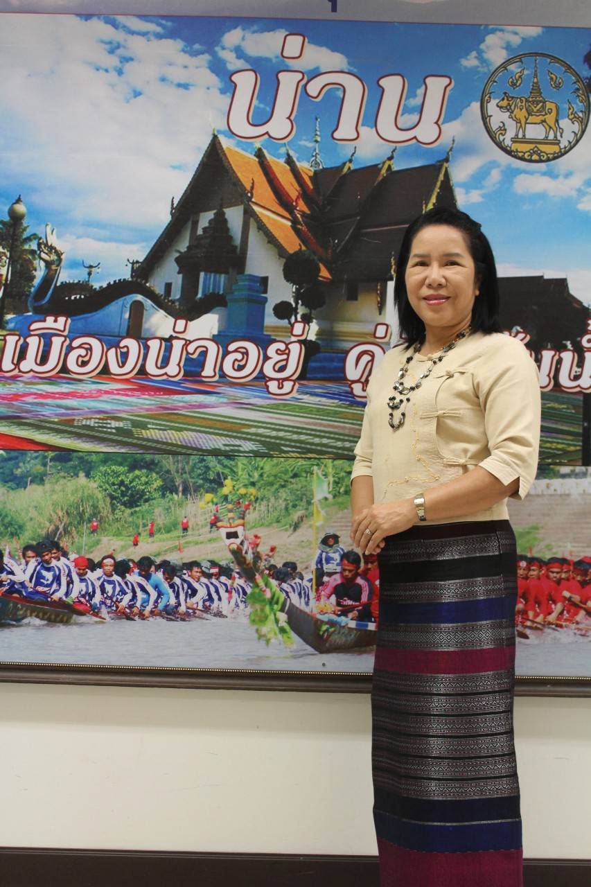 @น่าน : ร่วมแต่งกายชุดผ้าไทย เพื่อร่วมอนุรักษ์ สืบสาน ภูมิปัญญาการทอผ้าไทย ซึ่งเป็นแนวพระราชดำริ สมเด็จพระนางเจ้าสิริกิติ์ พระบรมราชินีนาถ พระบรมราชชนนีพันปีหลวง และการเพิ่มยอดจำหน่ายสินค้า otop