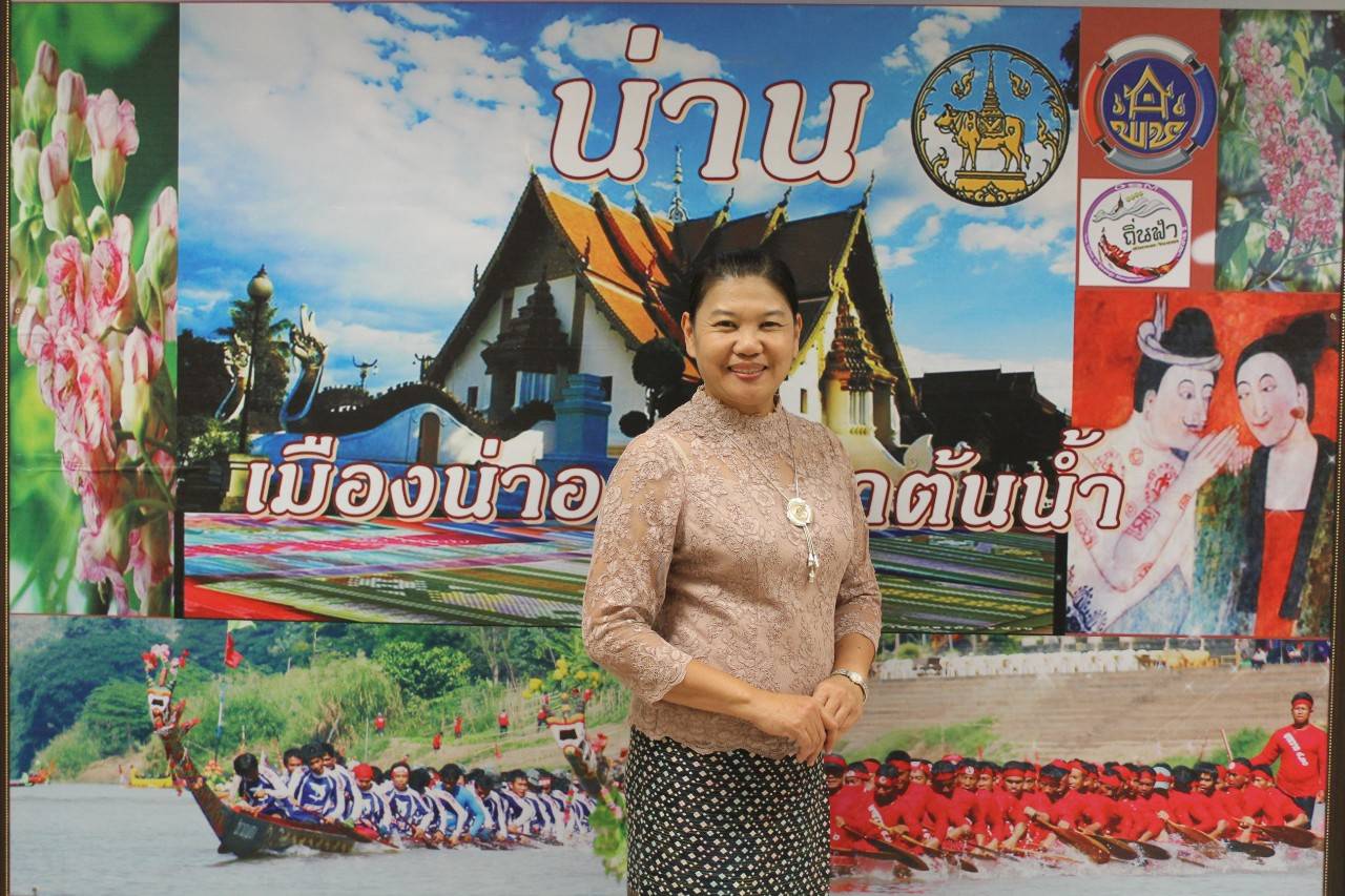@น่าน : ร่วมแต่งกายชุดผ้าไทย เพื่อร่วมอนุรักษ์ สืบสาน ภูมิปัญญาการทอผ้าไทย ซึ่งเป็นแนวพระราชดำริ สมเด็จพระนางเจ้าสิริกิติ์ พระบรมราชินีนาถ พระบรมราชชนนีพันปีหลวง และการเพิ่มยอดจำหน่ายสินค้า otop
