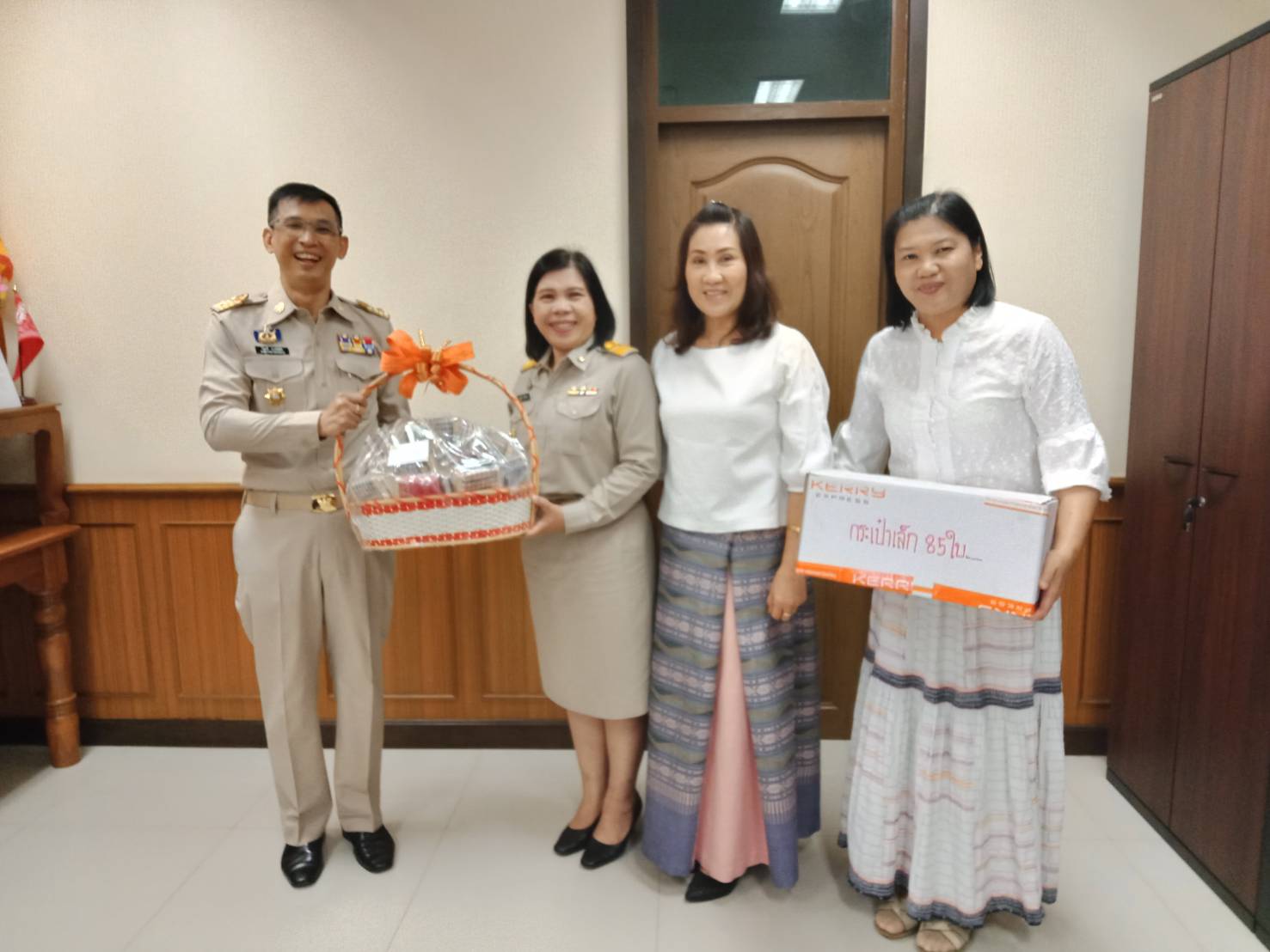 @น่าน : มอบกระเช้า “สวัสดีปีใหม่ 2563” จากผลิตภัณฑ์ OTOP “ถูกใจผู้ให้ ชื่นใจผู้รับ ชุมชนมีสุข”