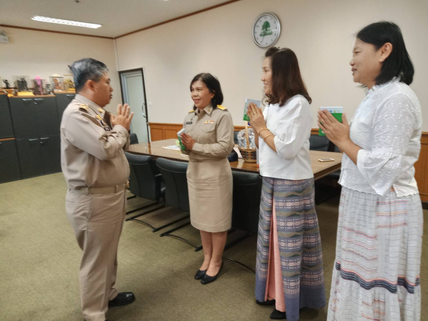 @น่าน : มอบกระเช้า “สวัสดีปีใหม่ 2563” จากผลิตภัณฑ์ OTOP “ถูกใจผู้ให้ ชื่นใจผู้รับ ชุมชนมีสุข”