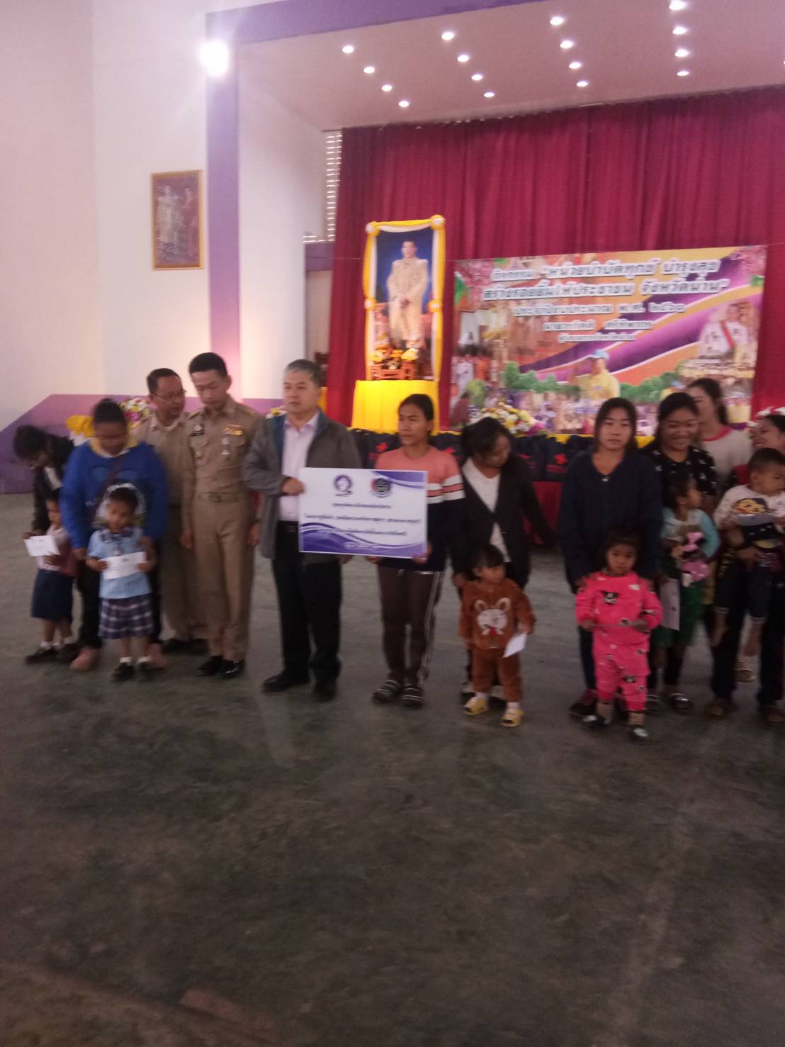 @น่าน : ออกหน่วยบำบัดทุกข์ บำรุงสุข สร้างรอยยิ้มให้กับประชาชน และมอบทุนอุปการะเด็ก ของกองทุนพัฒนาเด็กชนบทจังหวัดน่านในพระราชูปถัมภ์ สมเด็จพระเทพรัตนราชสุดาฯ สยามบรมราชกุมารี