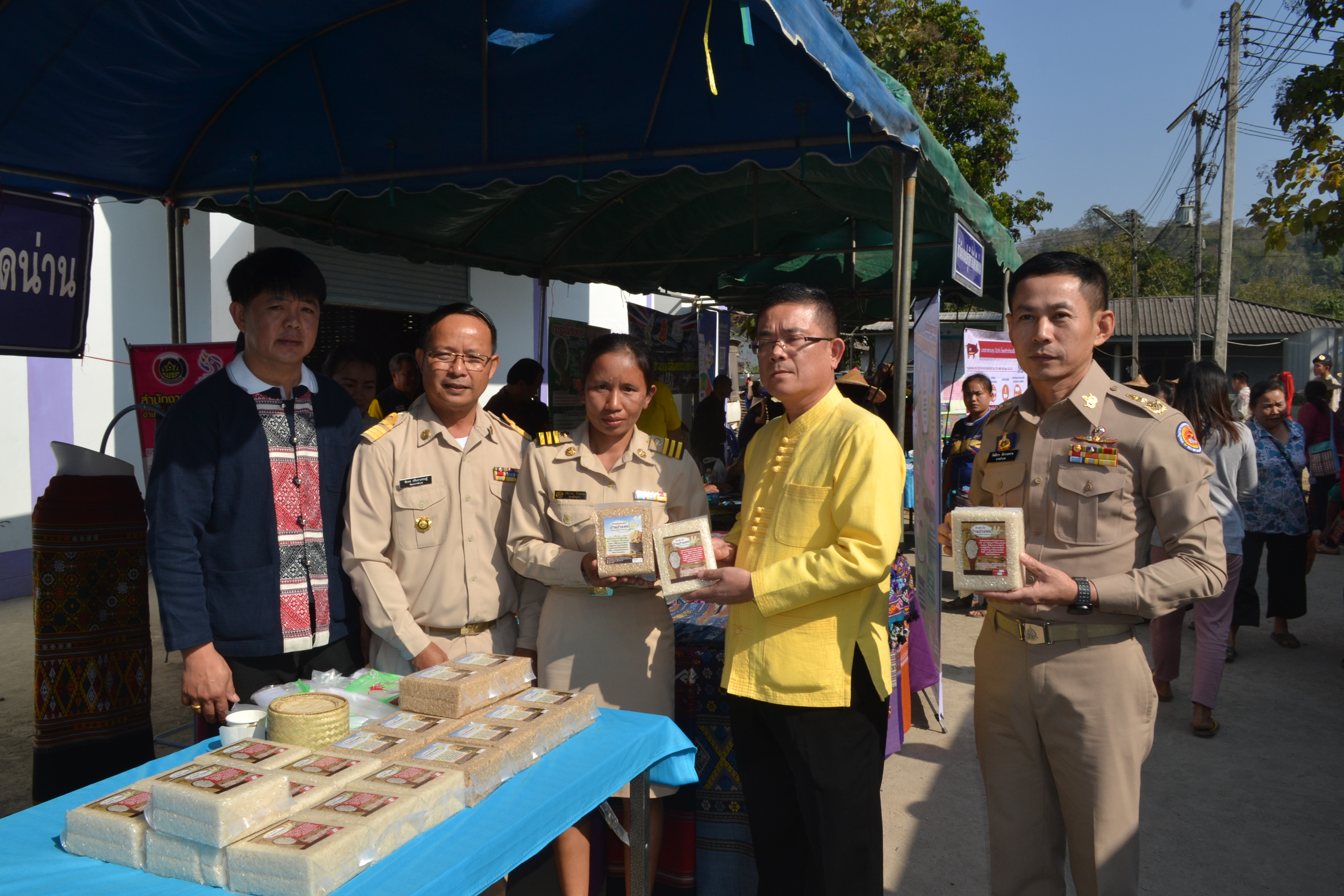 @น่าน : ออกหน่วยบำบัดทุกข์ บำรุงสุข สร้างรอยยิ้มให้กับประชาชน และมอบทุนอุปการะเด็ก ของกองทุนพัฒนาเด็กชนบทจังหวัดน่านในพระราชูปถัมภ์ สมเด็จพระเทพรัตนราชสุดาฯ สยามบรมราชกุมารี