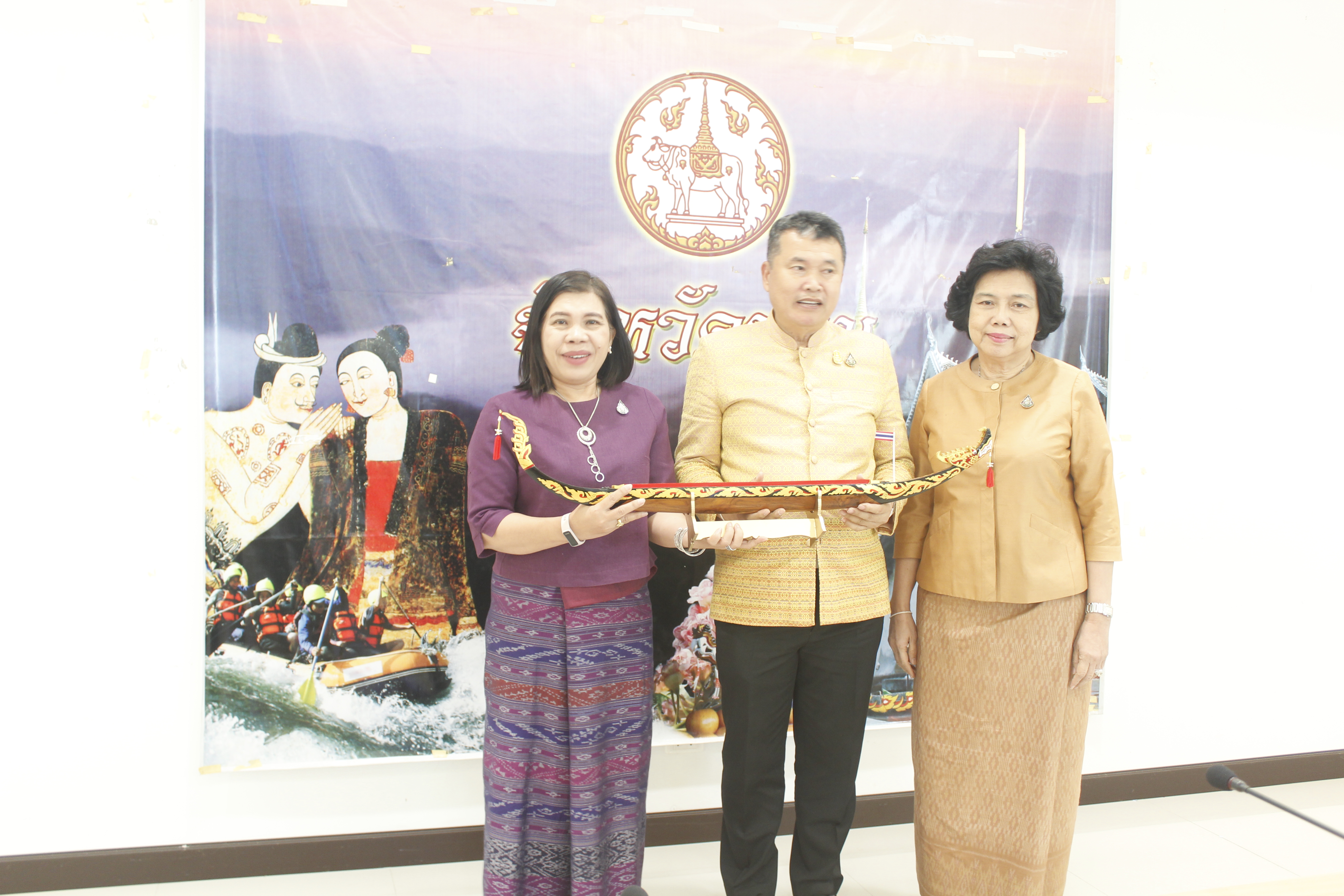 @น่านนคร… อธิบดีกรมการพัฒนาชุมชนมอบนโยบายและแนวทางการดำเนินงานพัฒนาชุมชน แก่ จนท.พช.น่าน