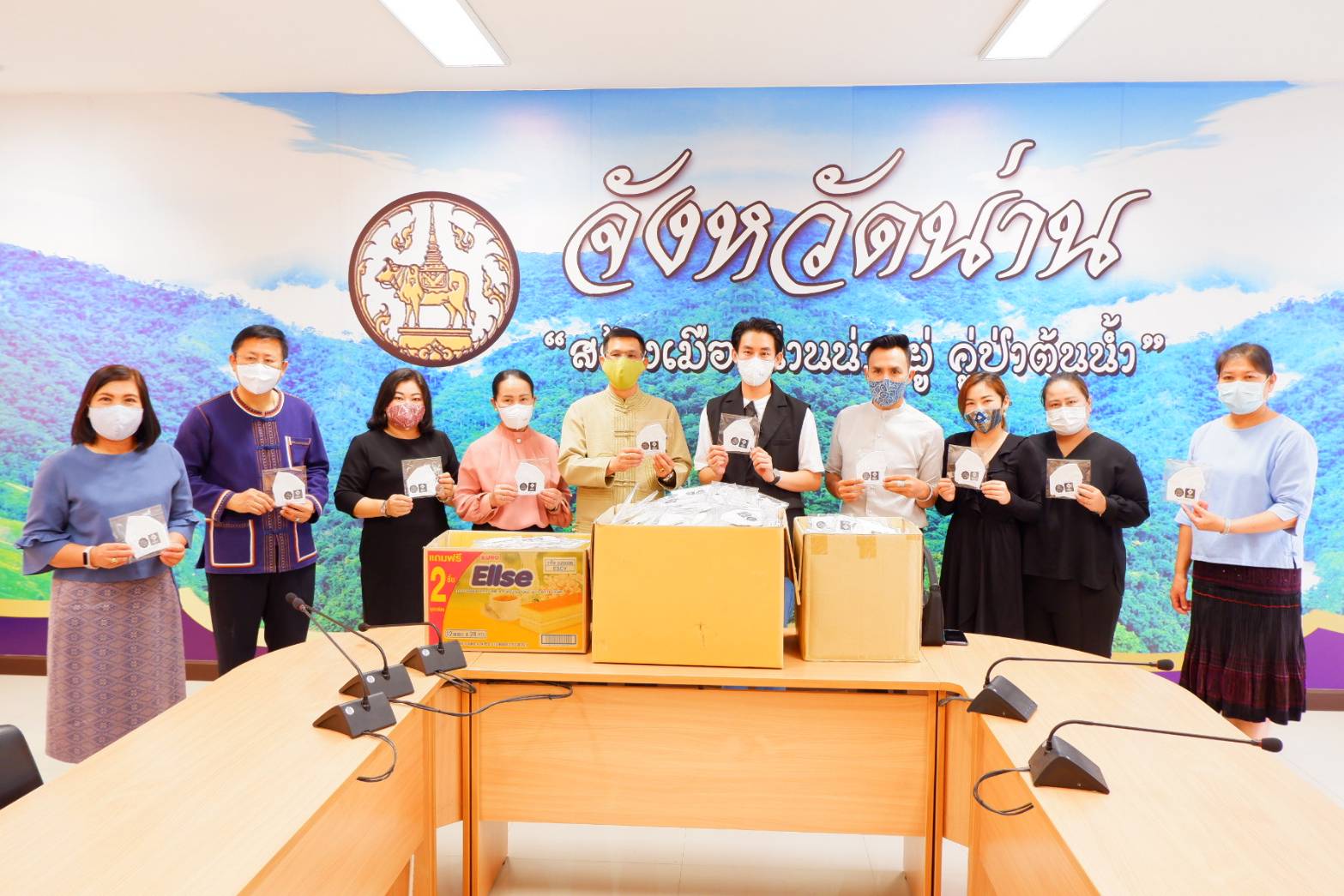 @น่าน : รองผู้ว่าฯ น่าน เป็นประธานรับมอบหน้ากากอนามัยจากภาคเอกชน เพื่อแจกจ่ายให้ประชาชนในพื้นที่