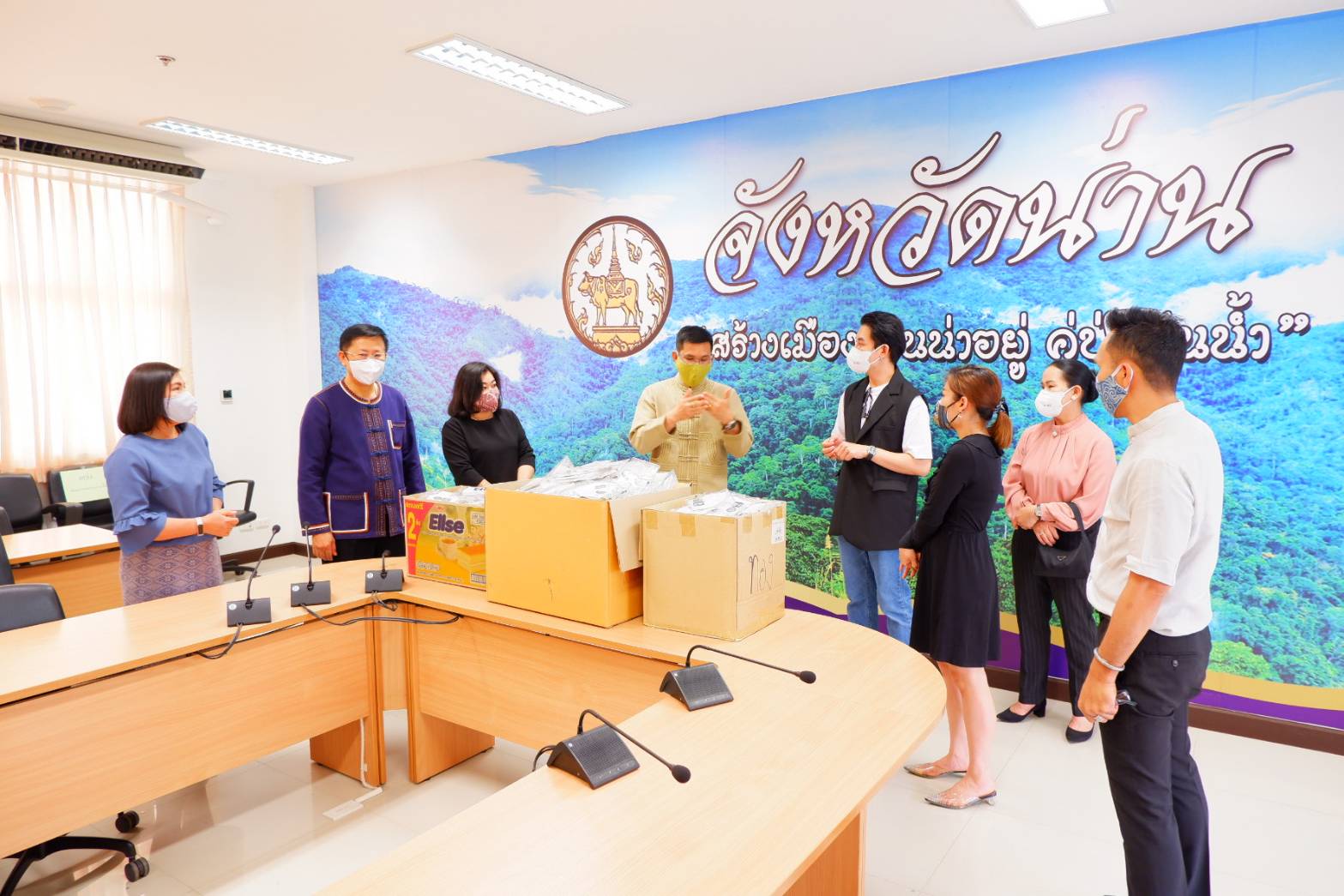 @น่าน : รองผู้ว่าฯ น่าน เป็นประธานรับมอบหน้ากากอนามัยจากภาคเอกชน เพื่อแจกจ่ายให้ประชาชนในพื้นที่
