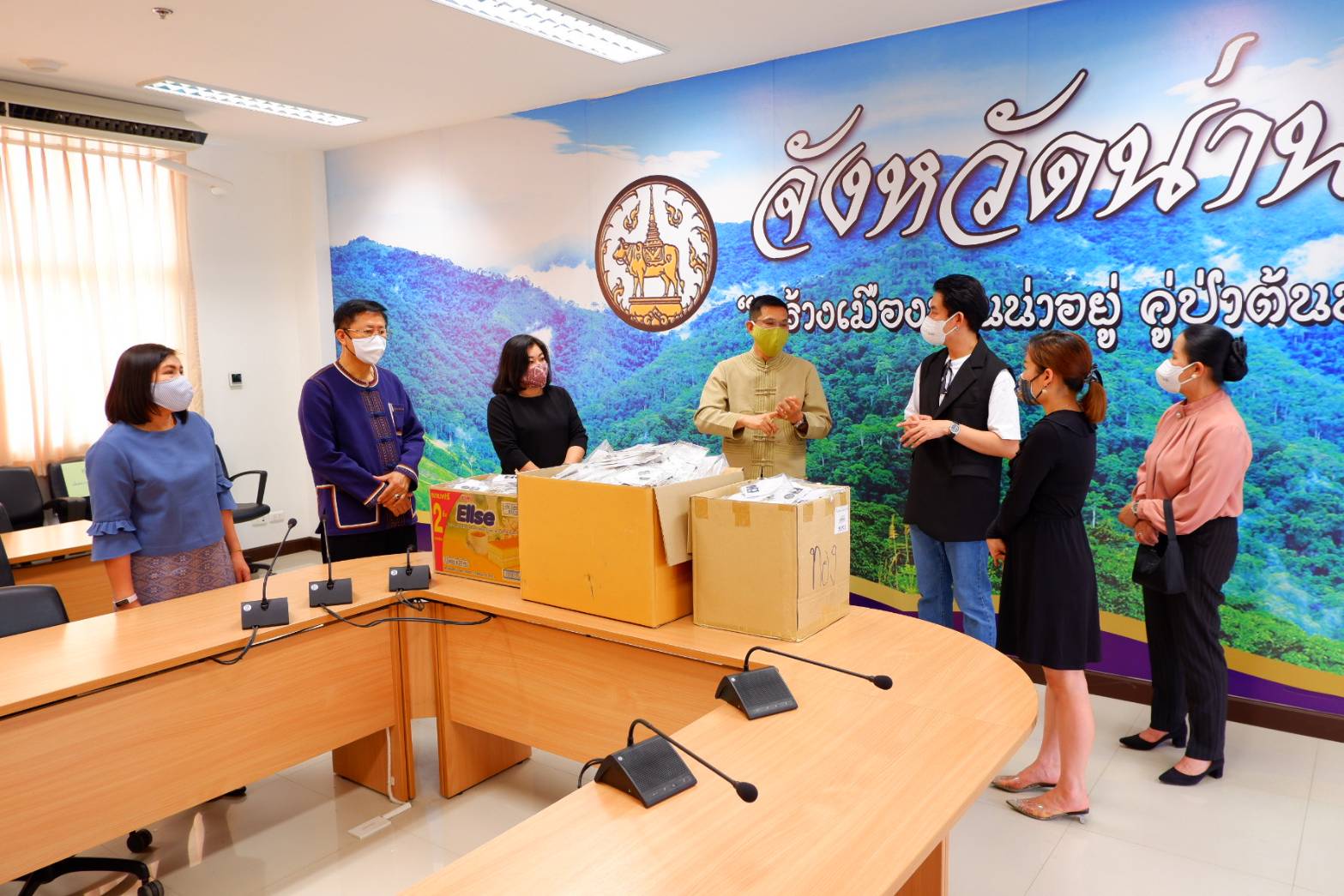 @น่าน : รองผู้ว่าฯ น่าน เป็นประธานรับมอบหน้ากากอนามัยจากภาคเอกชน เพื่อแจกจ่ายให้ประชาชนในพื้นที่