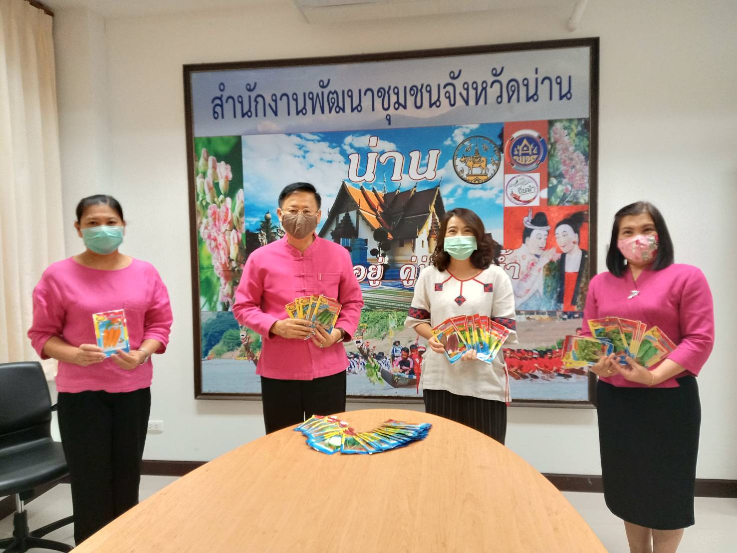 @น่าน : OTOP Treader น่าน มอบเมล็ดพันธ์ุผักสนับสนุนกิจกรรม 90 วัน “ปลูกผักสวนครัว เพื่อความมั่นคงทางอาหาร”