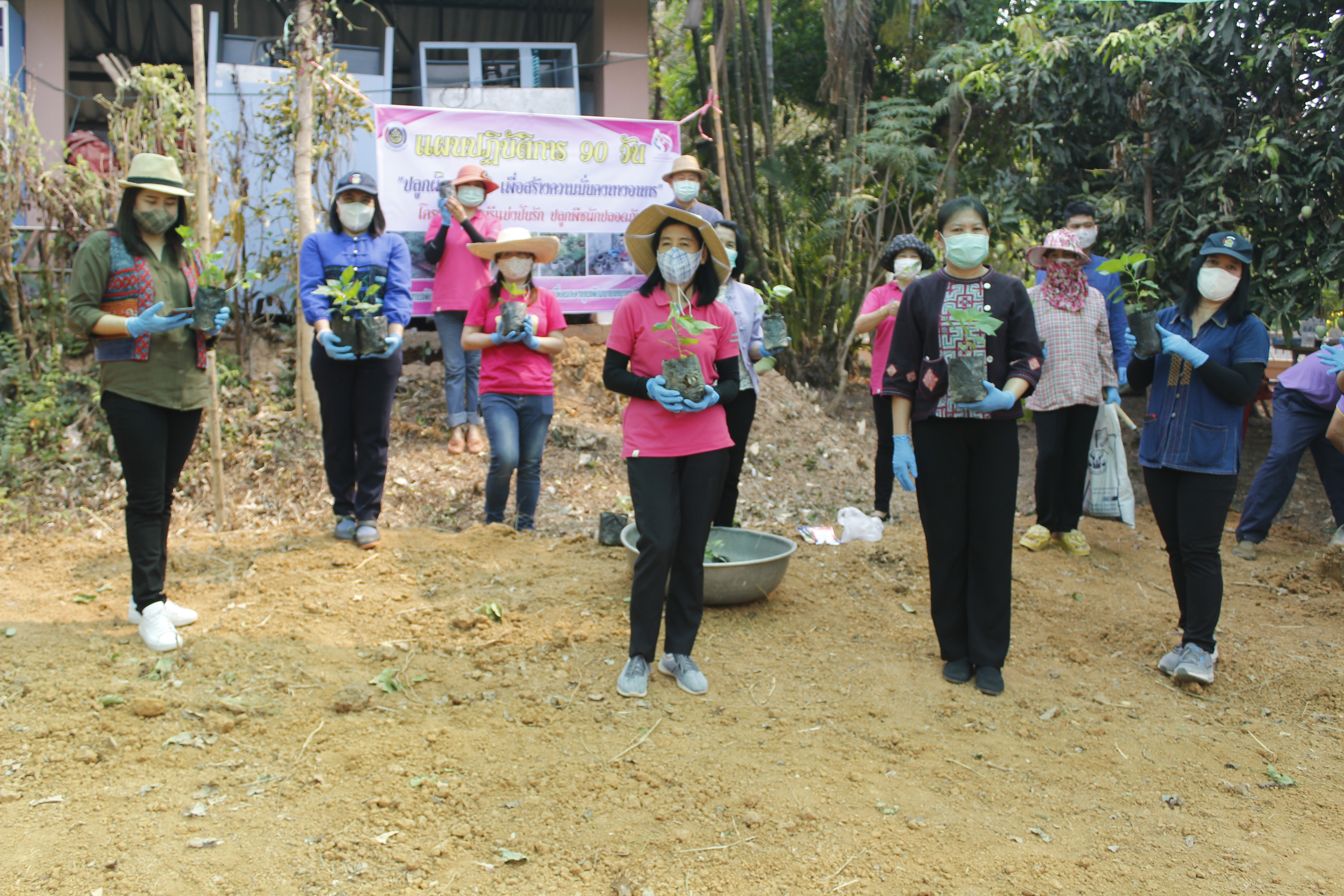 @น่าน : “สตรีน่านเดินหน้ารณรงค์โครงการสตรีแบ่งปันรัก ปลูกผักปลอดภัย”