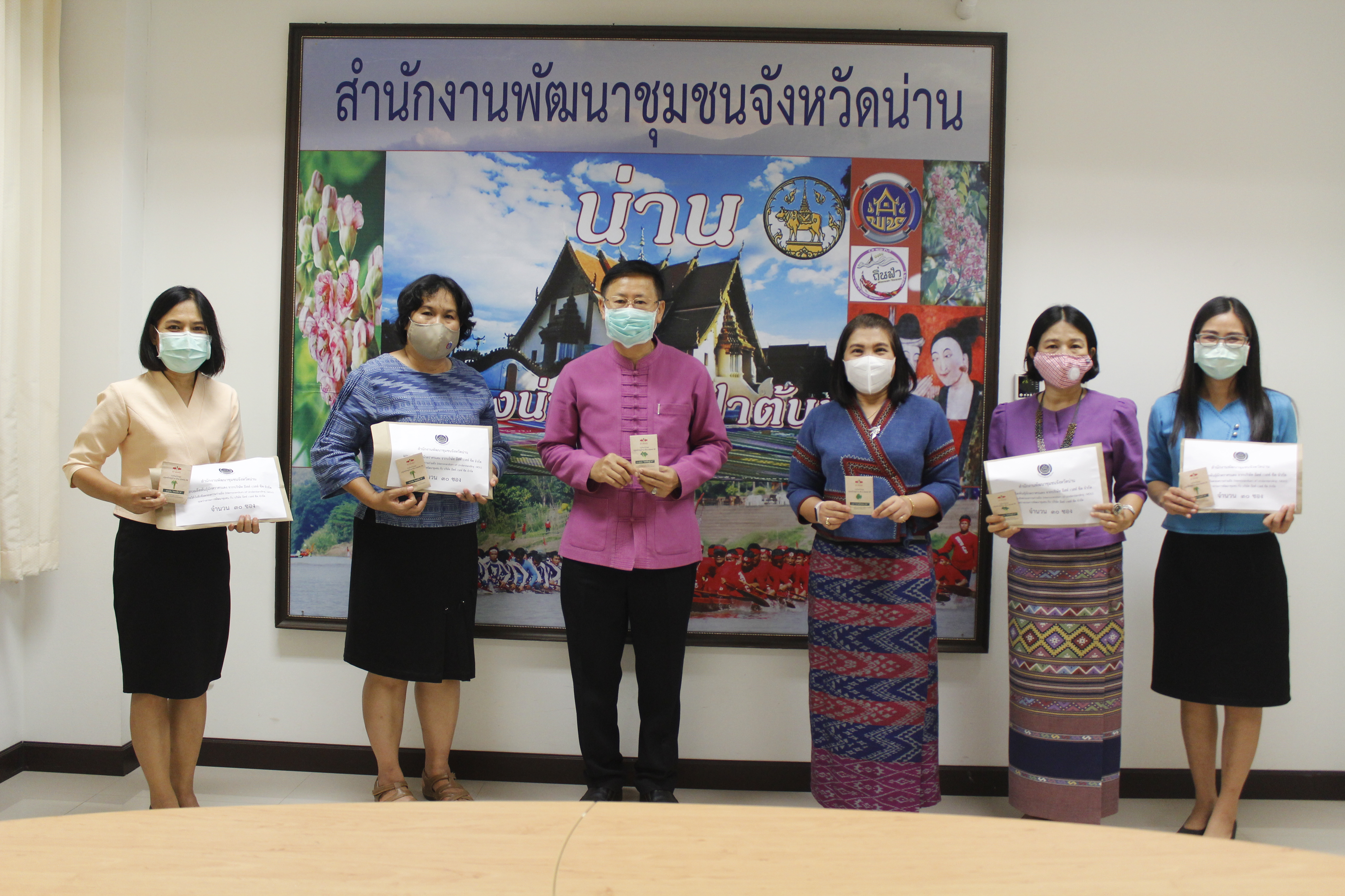 @น่าน : “พช.น่านส่งมอบเมล็ดพันธุ์ตราศรแดงให้กับหมู่บ้านเศรษฐกิจพอเพียง”