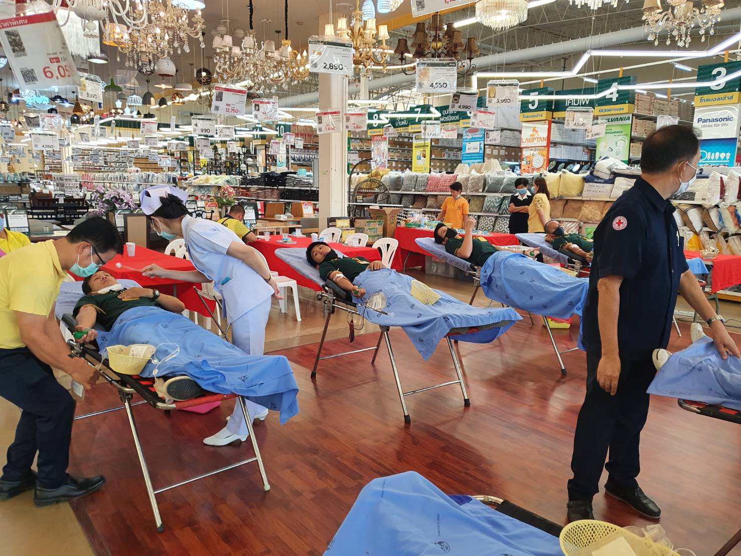 @น่าน : พช.น่านนำเจ้าหน้าที่ ผู้นำ องค์กร เครือข่ายพัฒนาชุมชนร่วมบริจาคโลหิต