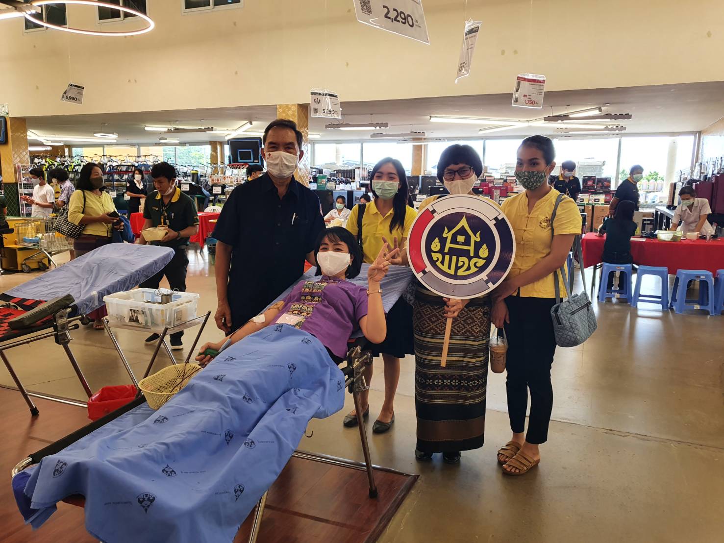 @น่าน : พช.น่านนำเจ้าหน้าที่ ผู้นำ องค์กร เครือข่ายพัฒนาชุมชนร่วมบริจาคโลหิต